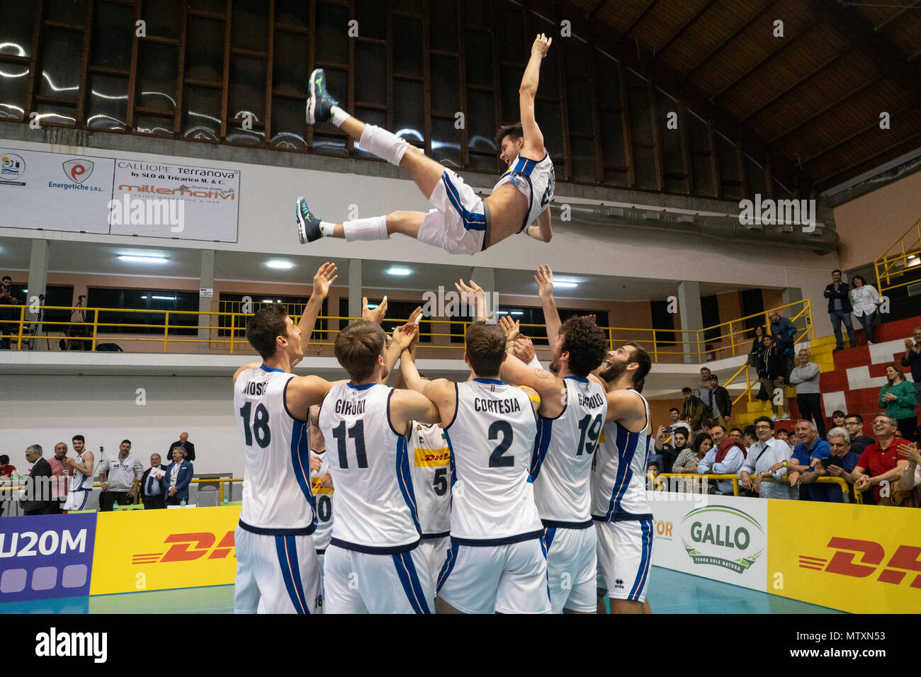 Corigliano-Rossano, la nazionale italiana celebra la vittoria del Bulgaria-Italy partita nel torneo di qualificazione per i Campionati Europei per uomini sotto 20 pallavolo. 28/04/2018, Corigliano-Rossano, Italia dove: Corigliano-Rossano, Calabria, Italia Quando: 28 Apr 2018 Credit: IPA/WENN.com * * disponibile solo per la pubblicazione in UK, USA, Germania, Austria, Svizzera** Foto Stock