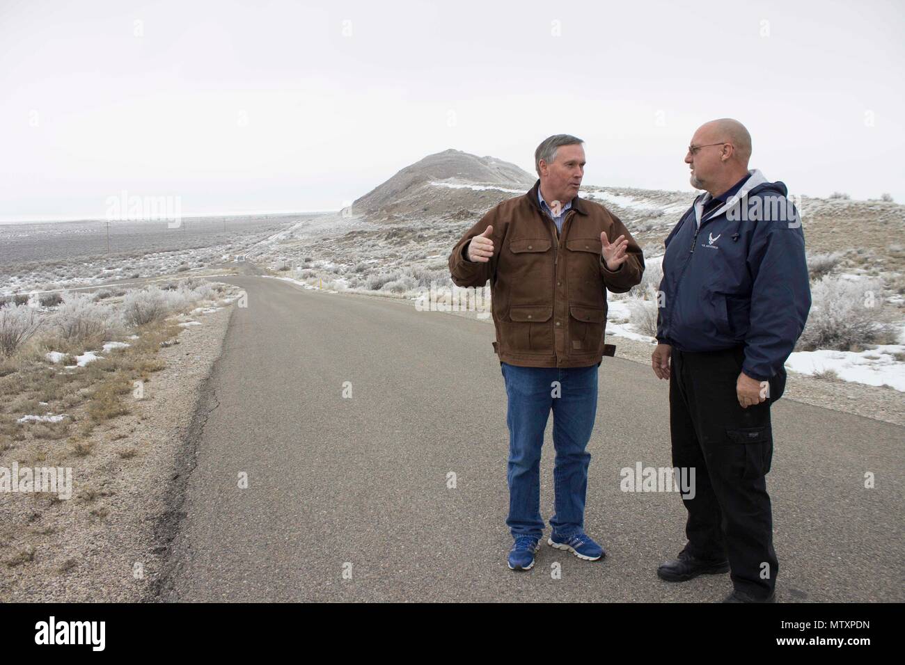 Hal Sager (sinistra), settantacinquesimo gamma tecnico di manutenzione presso la Utah Test e campo di addestramento a Hill Air Force Base in Utah, discute la portata delle operazioni di neve con Preston Benedyk, AFCEC veicolo e snow control manager. Benedyk ha recentemente visitato gli ingegneri di base presso la gamma per discutere di Air Force rimozione neve metodi utilizzati a Hill Air Force Base. La base spazio di funzionamento equivale a un quarto della dimensione dello stato dello Utah. (U.S. Air Force foto/Susan Lawson) Foto Stock