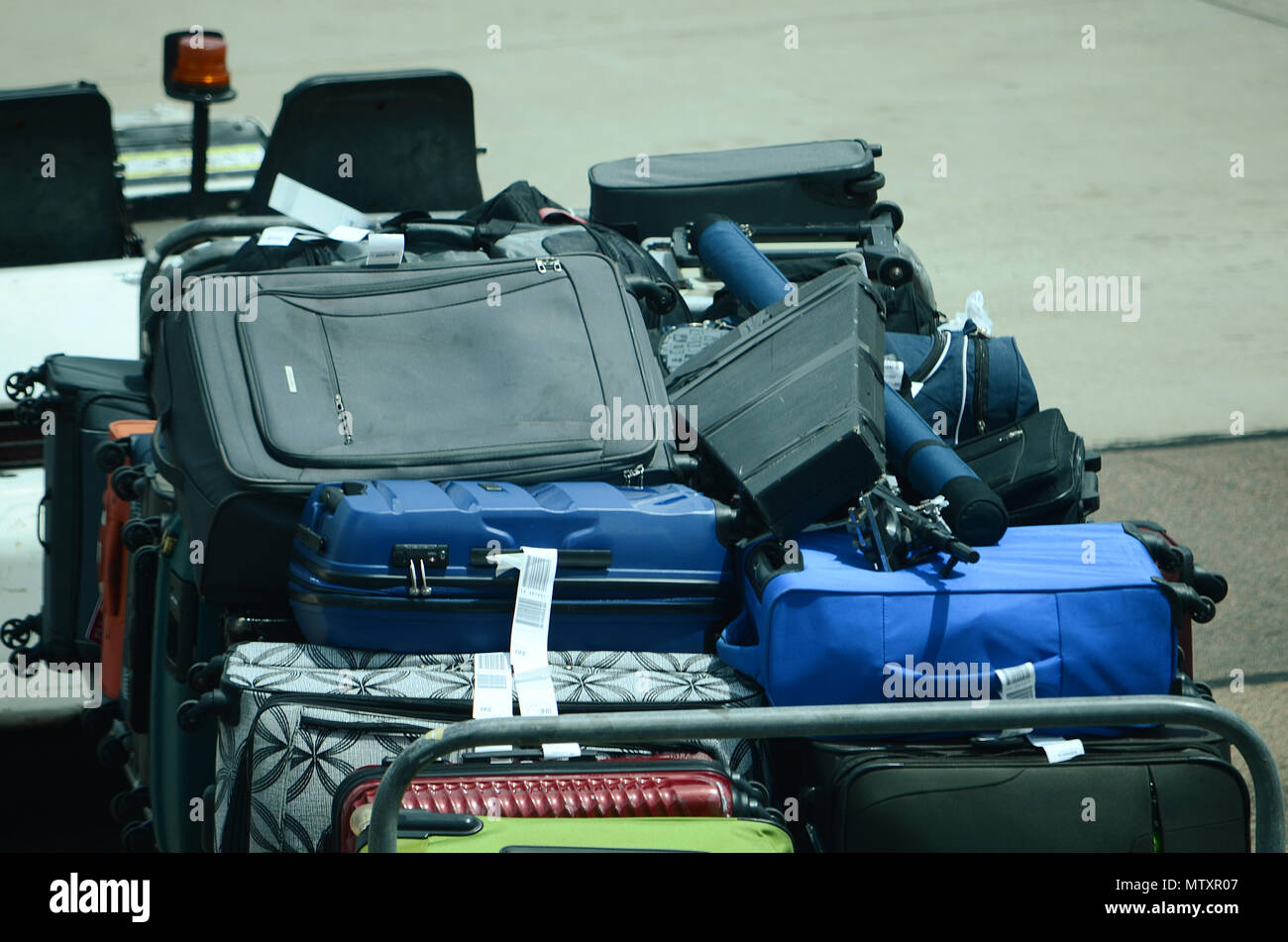 I bagagli vengono caricati nel jet del passeggero Foto Stock