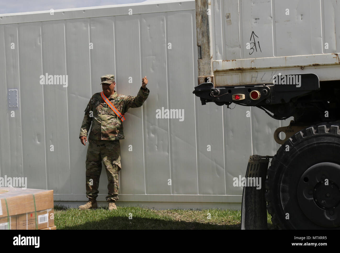 Esercito degli Stati Uniti di riserva Sgt 1a. Classe Chahutemoc Martinez, carrello master per la 851st azienda di trasporti, basato in Sinton, Texas, guida la consegna di un frigorifero conex durante la vibrante risposta e risposta custode vicino a Camp Atterbury, Indiana, apr. 25, 2017. Risposta vibrante e custode risposta riunire militare, enti statali e federali di tutto gli Stati Uniti continentali per tre settimane di formazione collettiva simulando la risposta ad un catastrofico chimica radiologica biologiche nucleari (CBRN) evento in una delle principali città degli Stati Uniti. Foto Stock