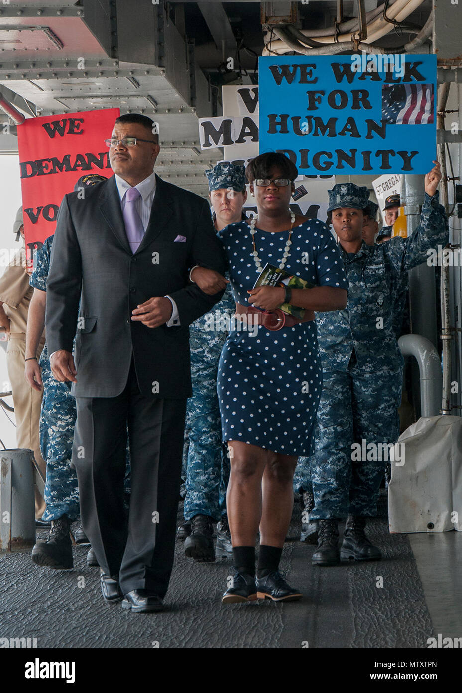 170131-N-DS883-009 SANTA RITA, Guam (GEN. 31, 2017) Senior Chief Operations Specialist Charles verde e macchinista mate 1. Classe Ashley Johnson, assegnato al sommergibile offerta USS Frank cavo (40), portano i marinai durante il mese di marzo per onorare il dottor Martin Luther King Jr. a bordo della nave, 31.01. La nave la diversità del comitato si tiene la manifestazione di reinterpreta il1965 Selma a Montgomery marzo per i diritti di voto guidato da Martin Luther King Jr.'s Southern Christian Leadership Conference. (U.S. Foto di Marina di Massa Specialista comunicazione marinaio Heather C. Wamsley/rilasciato) Foto Stock