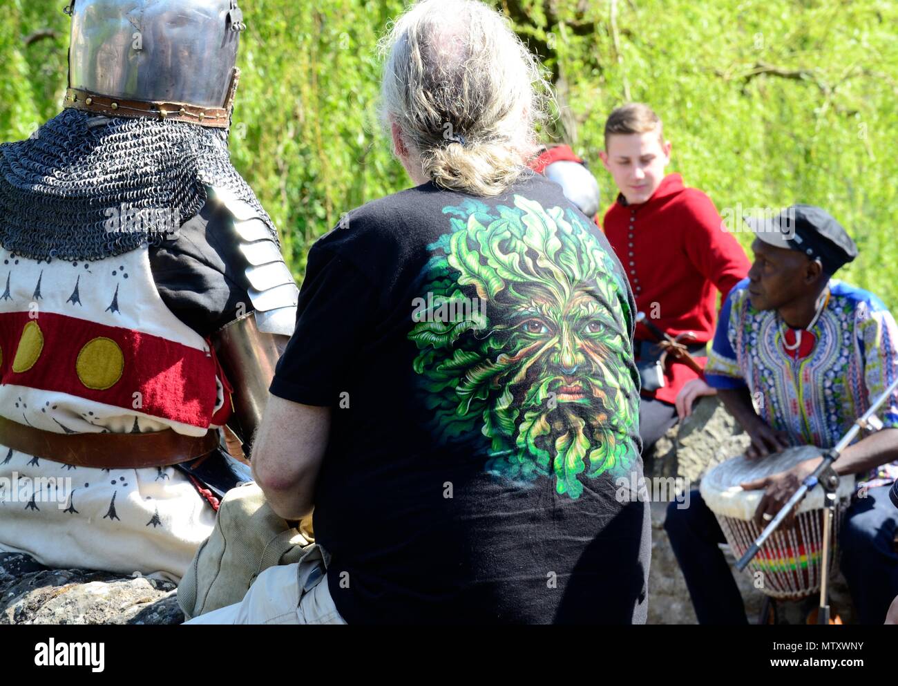Uomo che indossa un uomo verde tee shirt a Clun Green man Festival Clun Shropshire Inghilterra Foto Stock