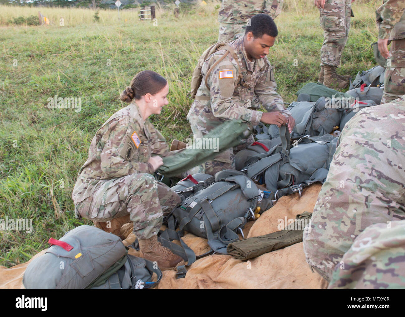 NORTH SHORE, Hawaii (GEN. 26, 2017) DEGLI STATI UNITI Esercito di soldati airborne assegnati per il Comando Operazioni Speciali Pacific lasciare fuori i punti di regolazione sulla MC-6 paracadute in preparazione per un training airborne evoluzione. Come un sub-comando unificato di U.S. Il comando operazioni speciali sotto il controllo operativo della U.S. Pacifico Comando, SOCPAC serve come il componente funzionale per tutte le missioni Special Operation distribuito in tutta l'Indo-Asia-regione del Pacifico. (U.S. Foto della marina da capo la comunicazione di massa Specialista Cynthia Z. De Leon/rilasciato) Foto Stock