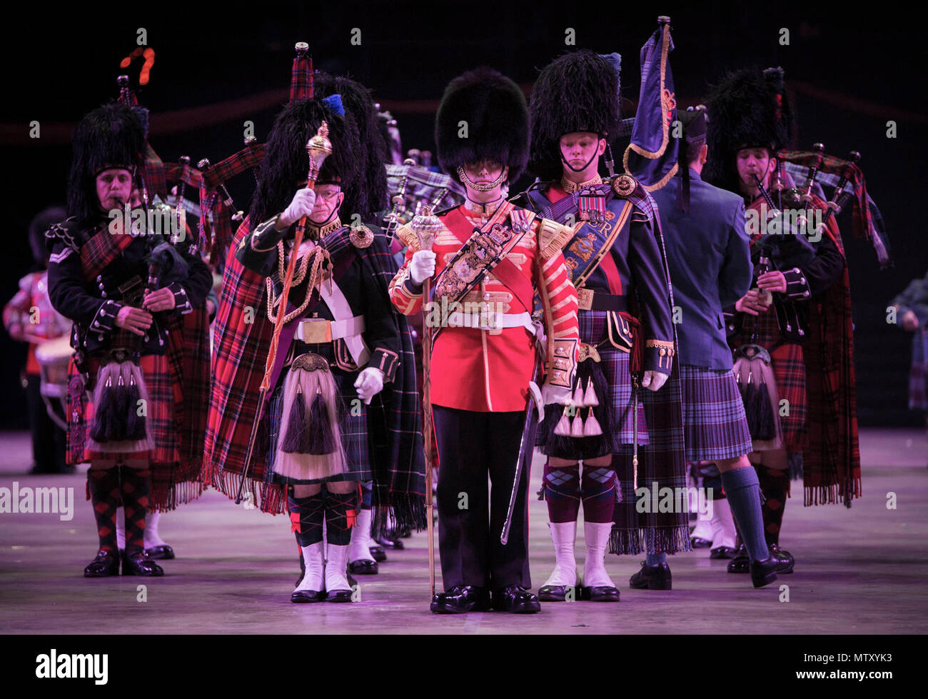 Arbe McCutcheon, grande tamburo, pifferi e tamburi del primo battaglione guardie scozzesi, massa porta pifferi e tamburi durante la Virginia International Tattoo presso il campo Arena a Norfolk, Virginia, 25 aprile 2017. Il Tatuaggio di vetrine oltre 1.000 artisti provenienti da sette diverse nazioni, celebrando militare e patrimonio musicale da tutto il mondo. Foto Stock