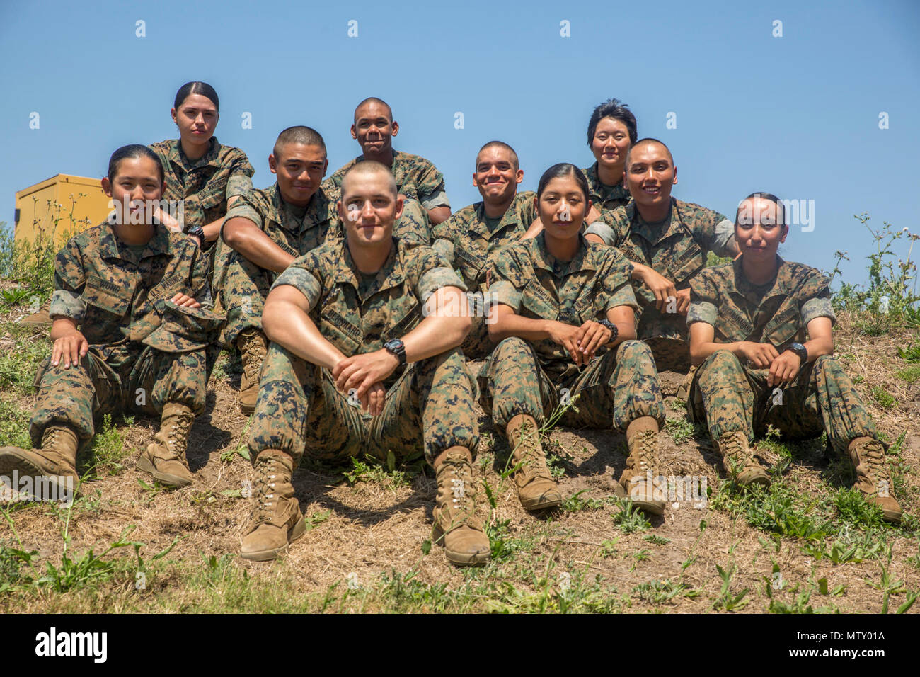 A guadagnare il titolo di Marine può anche aiutare i cittadini non statunitensi guadagnare i diritti e i privilegi della cittadinanza. Questa settimana, 23 nuovi Marines hanno prestato giuramento di fedeltà e divenne naturalizzato cittadino degli Stati Uniti. "La cittadinanza degli Stati Uniti è il più grande onore che concediamo (presso i Servizi immigrazione e cittadinanza degli Stati Uniti)," ha detto Wendy Wilcox, Servizi immigrazione e cittadinanza degli Stati Uniti. "Per questi Marines, odierna cerimonia di naturalizzazione rappresenta la loro fase finale nel loro viaggio verso la cittadinanza americana. Il loro percorso di cittadinanza è particolarmente notevole in quanto essi per primi si impegnano a Foto Stock