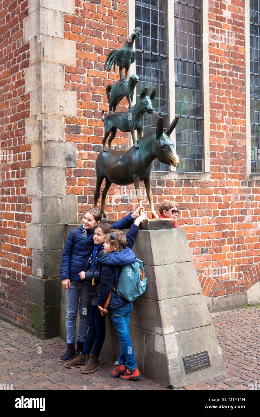 La statua in bronzo città Musicanti di Brema dall artista Gerhard Marcks (1953) presso il municipio sulla piazza del mercato di Brema, Germania. die Bremer Stadtmus Foto Stock