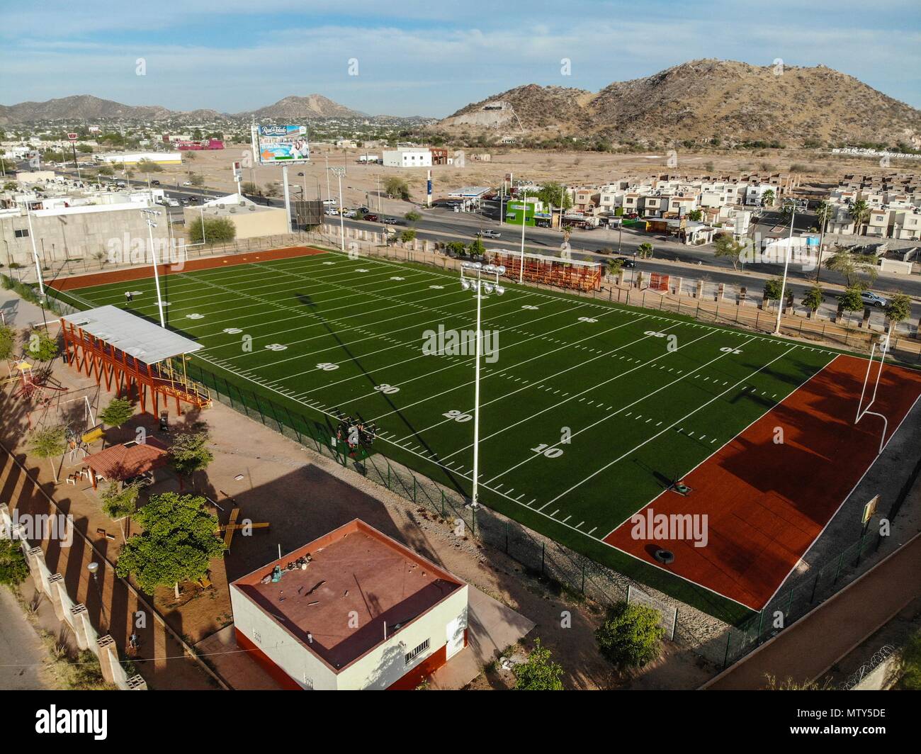 Vista aérea del campo de Futbol americano y bandiera la verbena, Vervena en el Poniente de Hermosillo. Camino del seri. Campo deportivo, campo sintético, pasto sintético, verde, campo verde, lineas, yardas, Liga de Fútbol Americano , Liga de bandiera, liga de Futbol femenil. Liga de bandiera y Futbol americano del municipio de Hermosillo. . Foto: (NortePhoto / LuisGutierrez) ... Parole chiave: dji, aérea, djimavic, mavicair, foto aerea, la fotografia aerea, Paisaje urbano, fotografia aérea, foto aérea, urbanístico urbano, urban, plano, arquitectura, arquitectura, diseño, diseño arquitectónico, arquitectóni Foto Stock