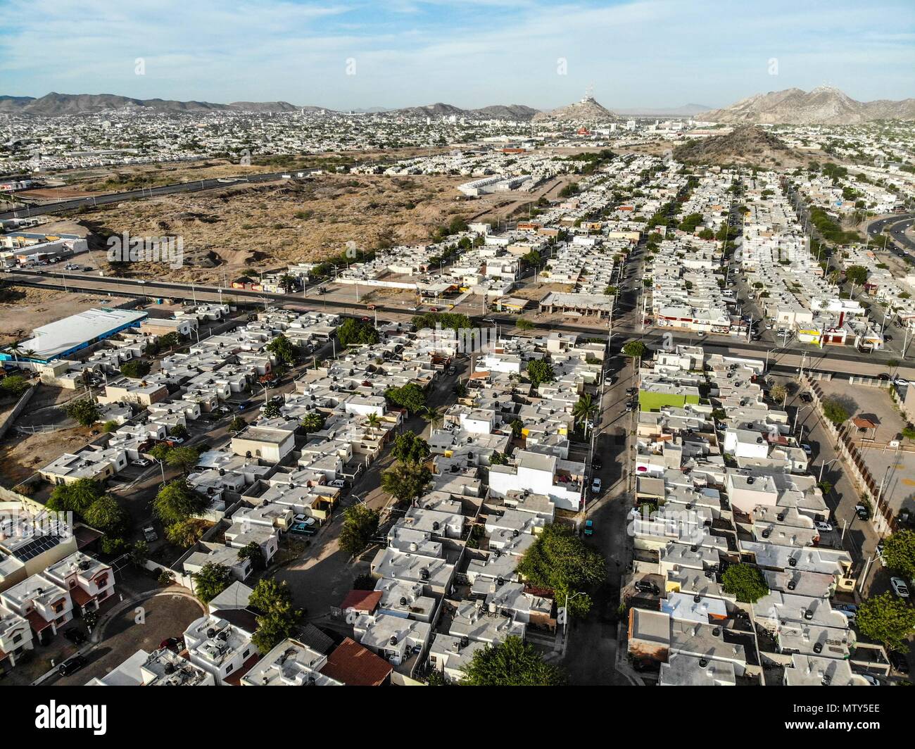 Vista aérea de la colonia la verbena, verbena, Poniente de Hermosillo. Paseo San Angel. Casas, case, fraccionamiento, colonias, trazos, calles, bulevar , techos, techo, . Foto: (NortePhoto / LuisGutierrez) ... Parole chiave: dji, aérea, djimavic, mavicair, foto aerea, la fotografia aerea, Paisaje urbano, fotografia aérea, foto aérea, urbanístico urbano, urban, plano, arquitectura, arquitectura, diseño, diseño arquitectónico, arquitectónico , urbe, ciudad, capitale, luz de dia, dia urbe, ciudad, Hermosillo, Foto Stock