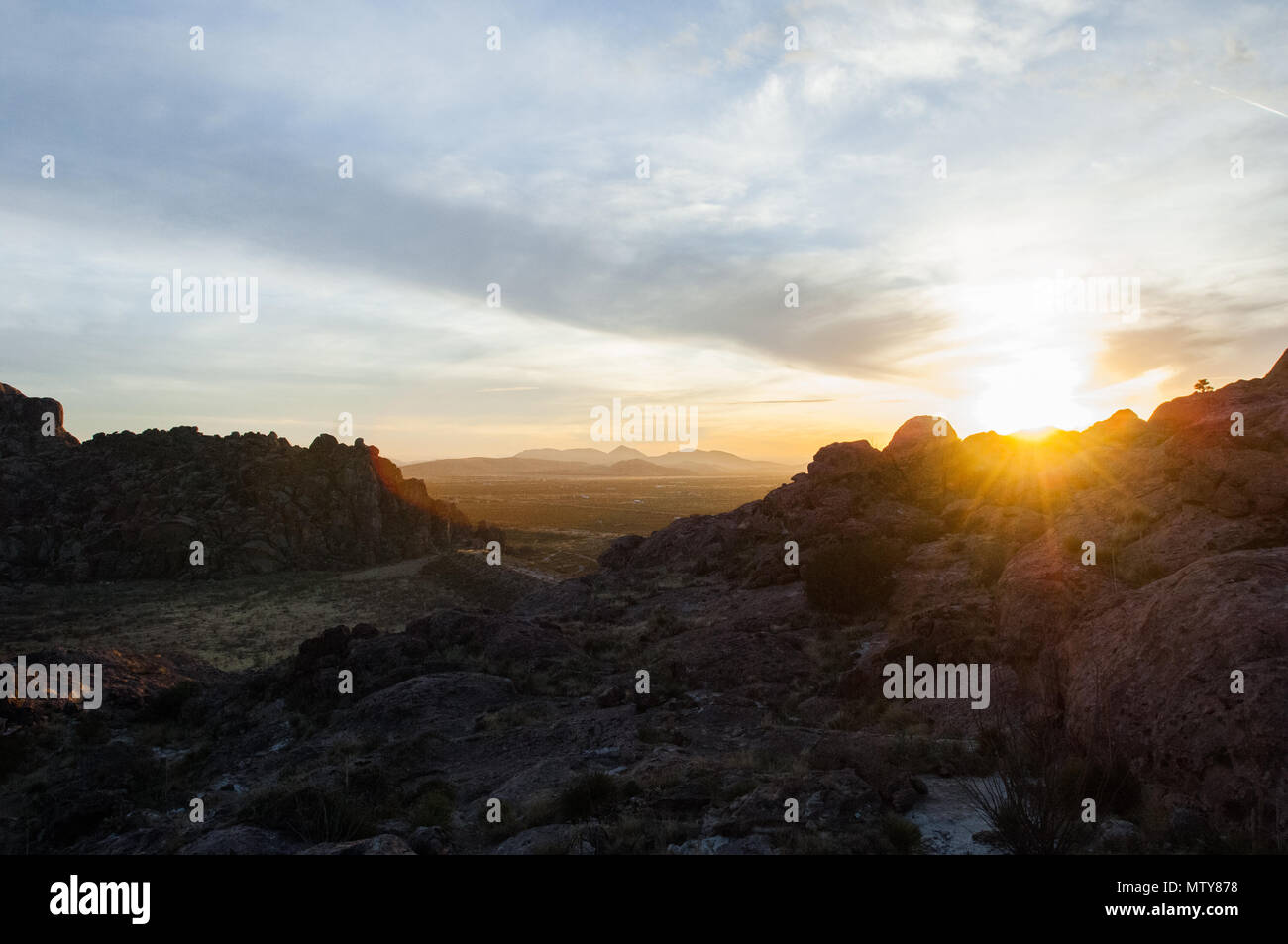 Paesaggio panoramico vista a Hueco Tanks State Park a El Paso, Texas durante il tramonto. Foto Stock