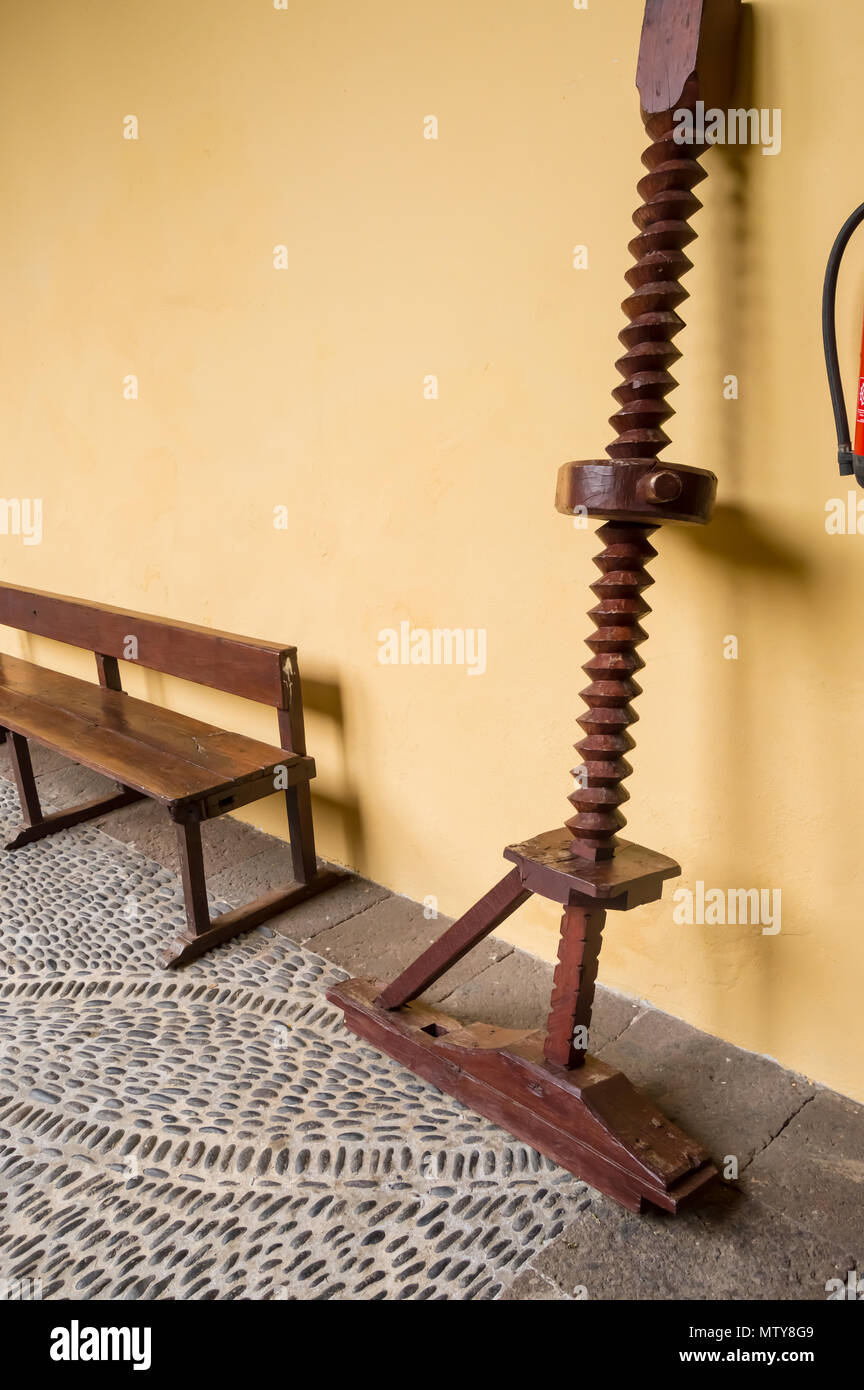 Asse centrale con una vite da legno proveniente da un'oliva e grano premere Foto Stock