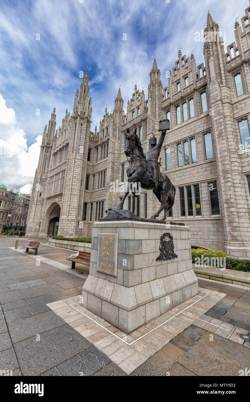 Robert the Bruce statua che si trova nella parte anteriore del Marischal College di Aberdeen, Regno Unito. Foto Stock