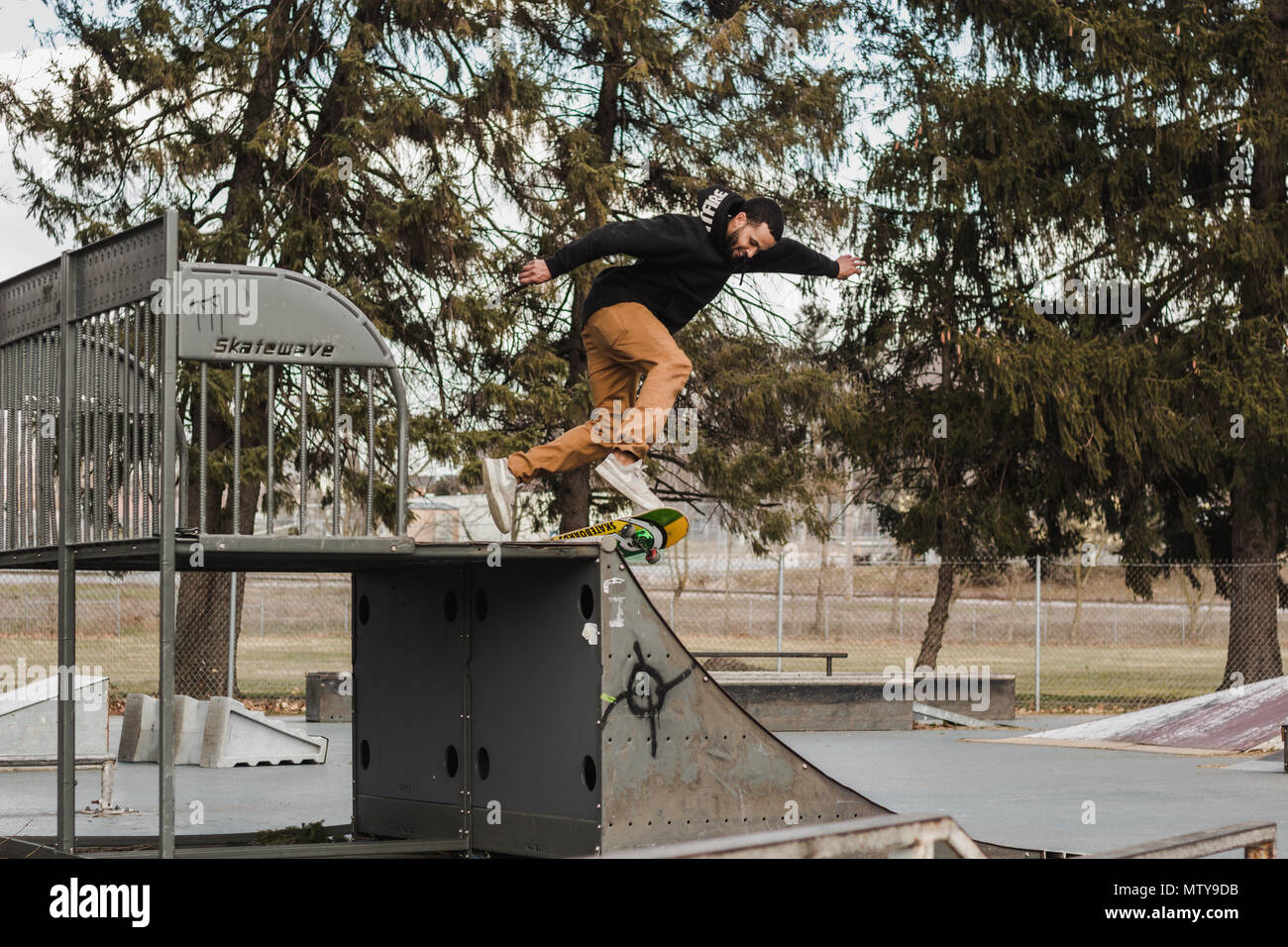 Lo skateboard in un piccolo skate park Foto Stock