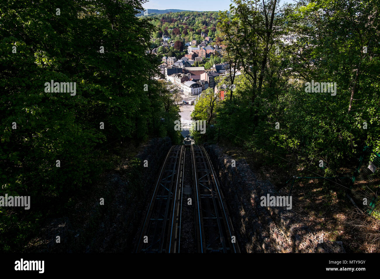 La Funicolare in Spa, Belgio dalla cima della collina che mostra il centro città dietro Foto Stock