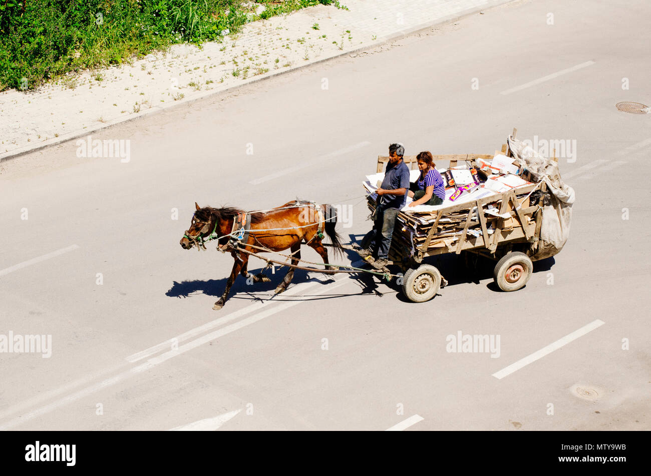 Poveri gypsy con cavallo caravan. Foto Stock