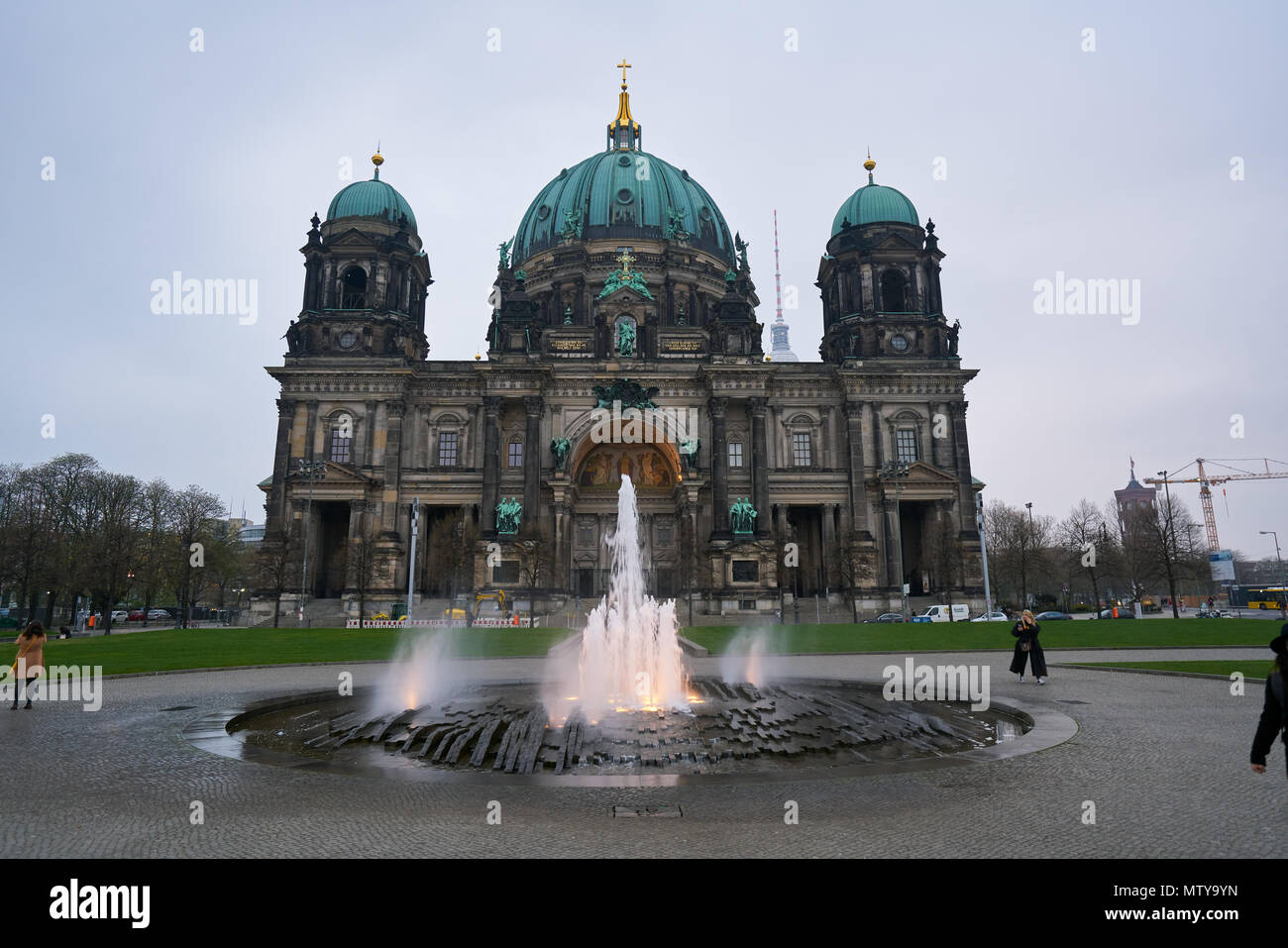 Berlino, Germania - Aprile 4, 2017: Berliner Dom e la fontana del giardino Lustgarten Foto Stock