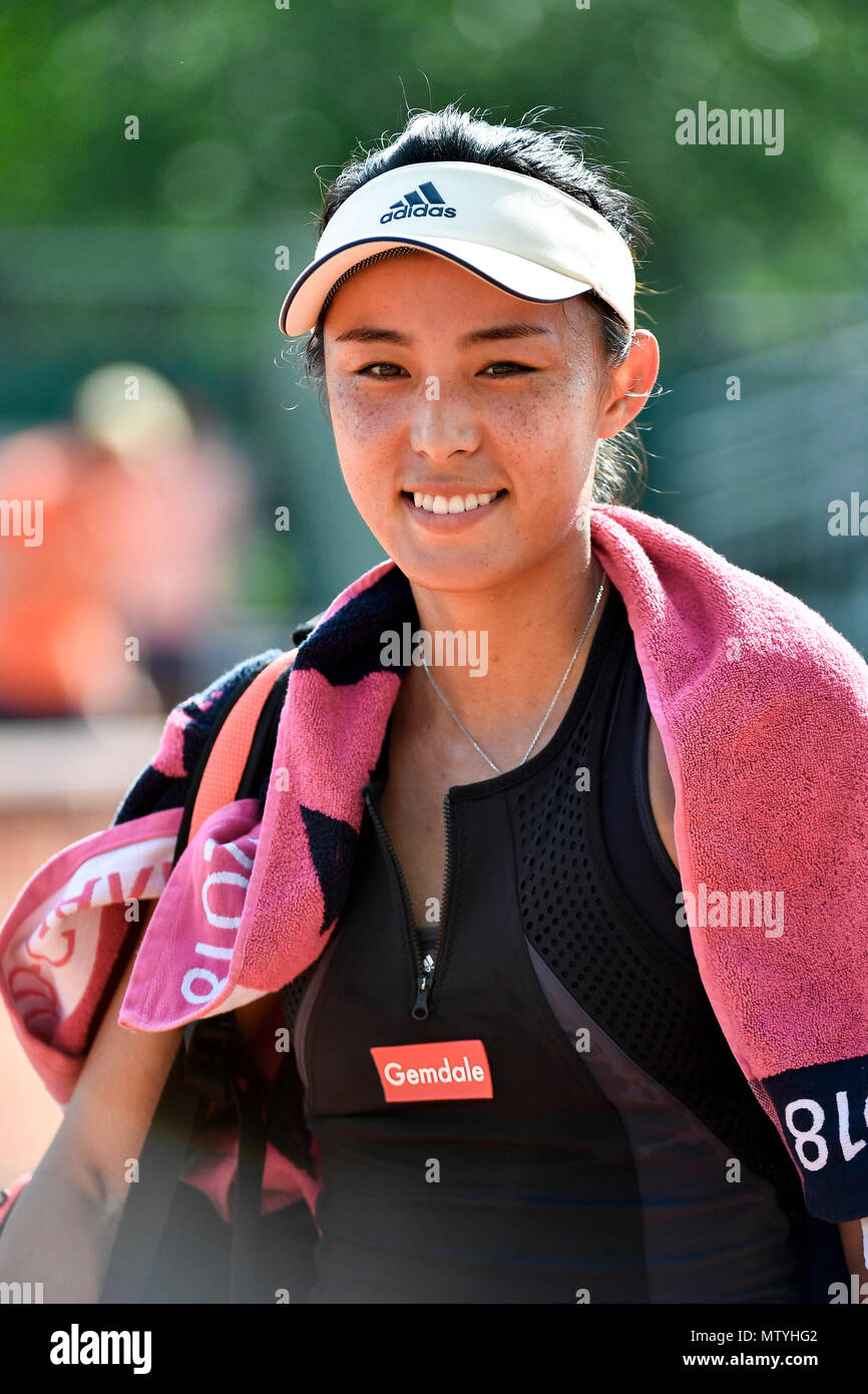 Parigi. Il 30 maggio 2018. Wang Qiang della Cina sorrisi dopo le Donne Singoli Secondo turno il match contro Petra Martic di Croazia presso l'Open di Francia di Tennis Tournament 2018 a Parigi in Francia il 30 maggio 2018. Wang Qiang ha vinto 2-0. Credito: Chen Yichen/Xinhua/Alamy Live News Foto Stock