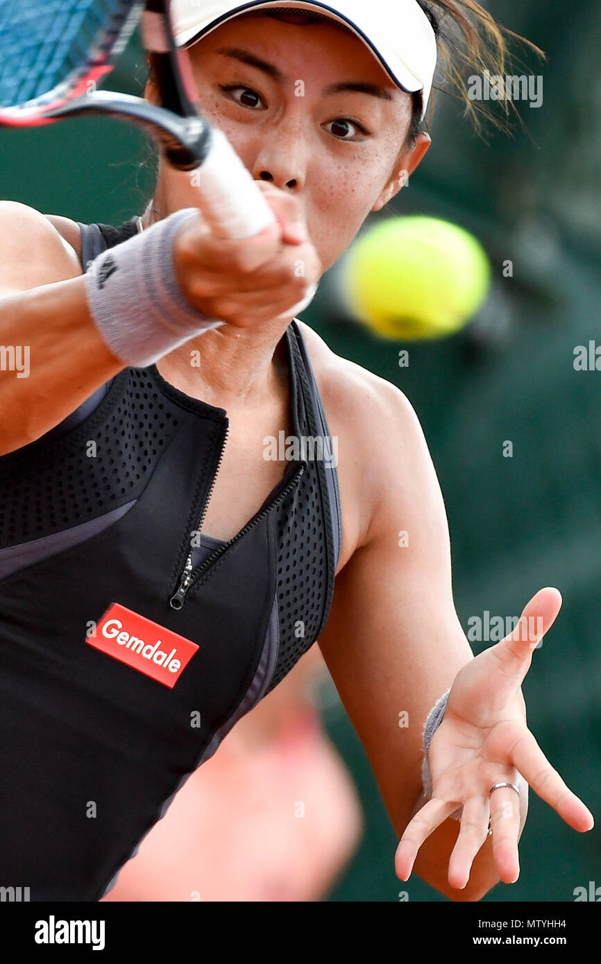 Parigi. Il 30 maggio 2018. Wang Qiang della Cina restituisce un colpo durante le Donne Singoli Secondo turno il match contro Petra Martic di Croazia presso l'Open di Francia di Tennis Tournament 2018 a Parigi in Francia il 30 maggio 2018. Wang Qiang ha vinto 2-0. Credito: Chen Yichen/Xinhua/Alamy Live News Foto Stock