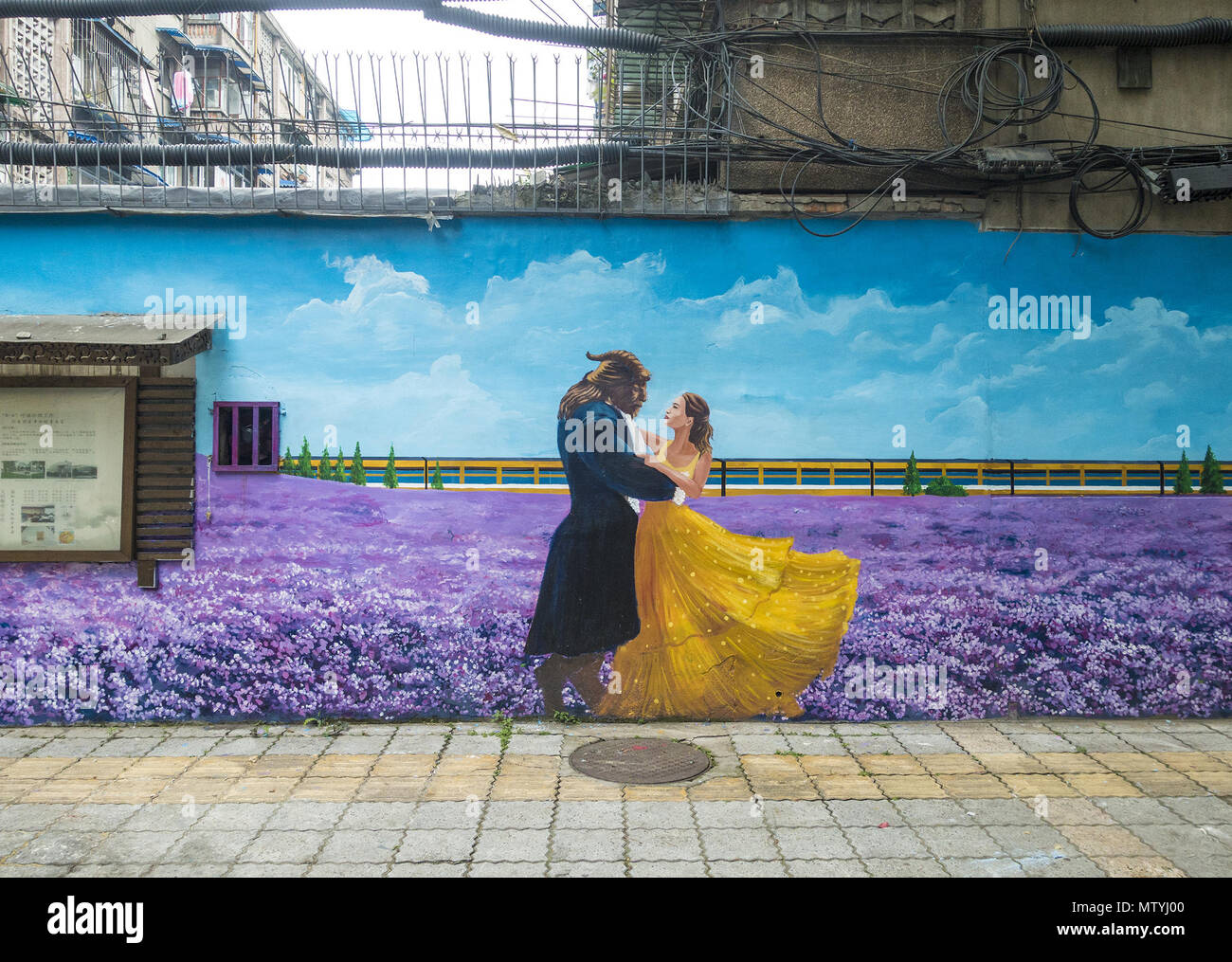 Chengdu Chengdu, in Cina. 31 Maggio, 2018. Chengdu, Cina-dipinti di alambicchi di film può essere visto sul muro a Yulinsi Road a Chengdu, Cina sud-occidentale della provincia di Sichuan. Credito: SIPA Asia/ZUMA filo/Alamy Live News Foto Stock