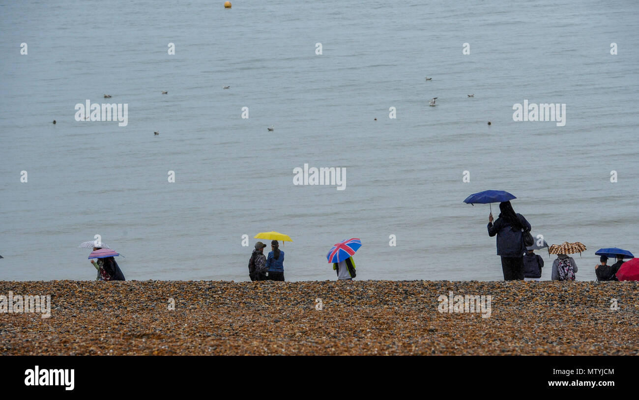 Brighton Regno Unito 31 maggio 2018 - nonostante la pioggia i visitatori erano ancora determinato a divertirsi sulla spiaggia di Brighton con tuoni e fulmini previsioni anche per spazzare tutta la costa sud al più tardi oggi Credito: Simon Dack/Alamy Live News Foto Stock