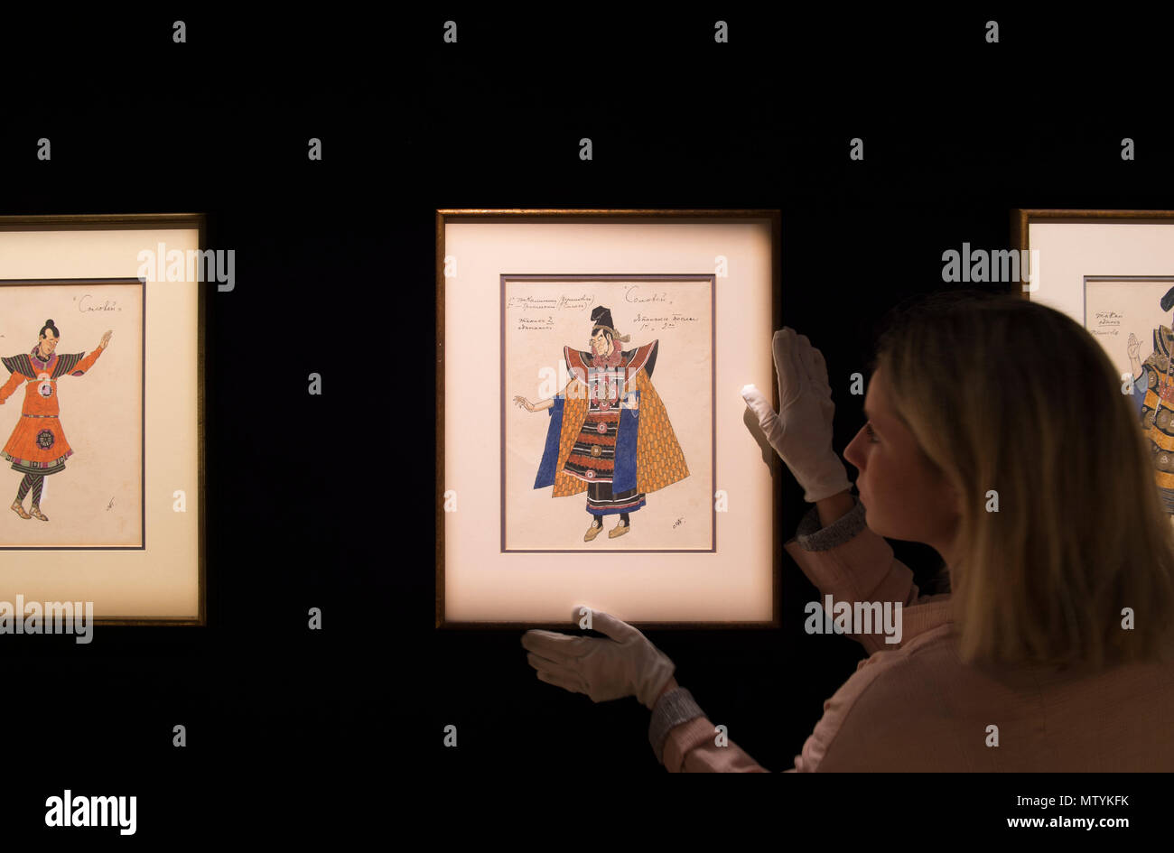 Bonhams, New Bond Street, Londra, Regno Unito. 31 Maggio, 2018. Una mostra di Alexander Golovin i magnifici disegni per Igor Stravinsky's Le Rossignol conduce Bonhams foto chiamata. Essa celebra il centenario del "perso" 1918 Teatro Mariinsky di produzione. È sul display in Bonhams principale del Regno Unito sala vendita accanto alla vendita russo. Le Rossignol (l'usignolo) è stata la prima opera composta da Stravinsky, che in questa produzione in primo piano le scene e i costumi del celebre designer Alexander Golovin, uno tra i più importanti artisti russi del suo tempo. Credito: Malcolm Park/Alamy Live News. Foto Stock