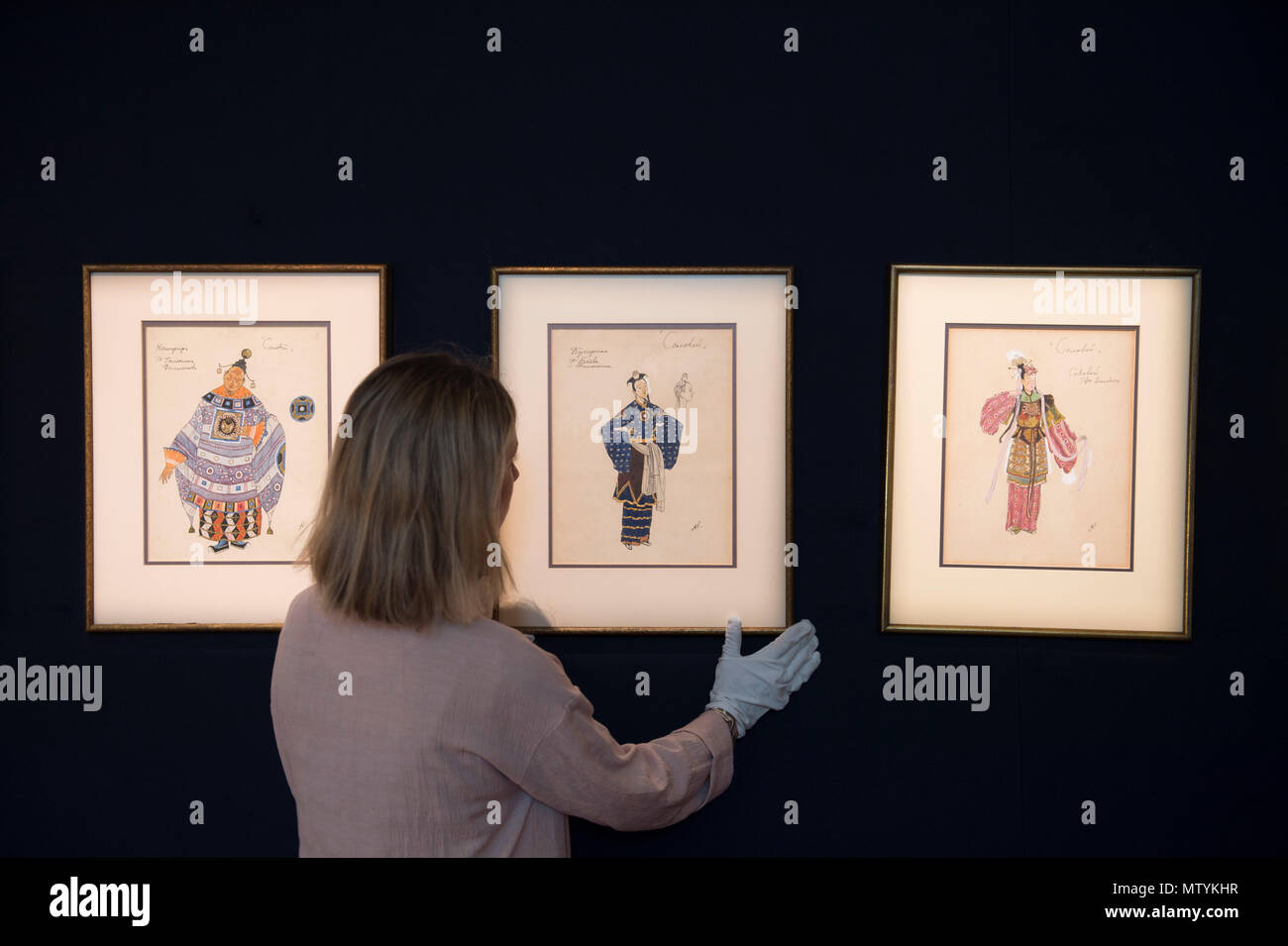 Bonhams, New Bond Street, Londra, Regno Unito. 31 Maggio, 2018. Una mostra di Alexander Golovin i magnifici disegni per Igor Stravinsky's Le Rossignol conduce Bonhams foto chiamata. Essa celebra il centenario del "perso" 1918 Teatro Mariinsky di produzione. Foto (l a r) Costume Design per il Chamberlain; giovani cuoca; Canto usignolo. Collezione privata negli Stati Uniti. Credito: Malcolm Park/Alamy Live News. Foto Stock