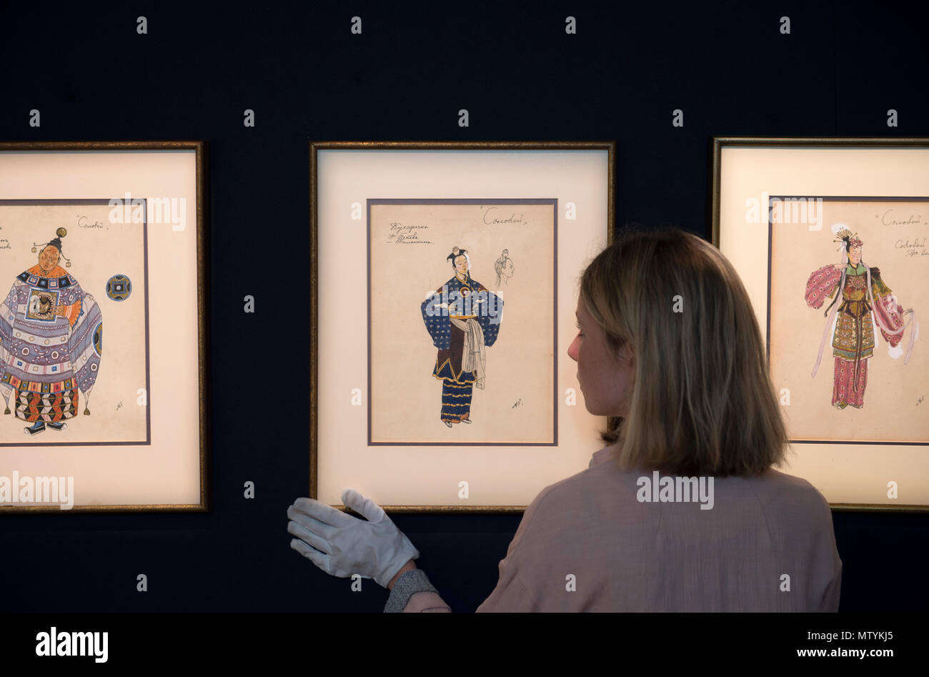 Bonhams, New Bond Street, Londra, Regno Unito. 31 Maggio, 2018. Una mostra di Alexander Golovin i magnifici disegni per Igor Stravinsky's Le Rossignol conduce Bonhams foto chiamata. Essa celebra il centenario del "perso" 1918 Teatro Mariinsky di produzione. Foto (l a r) Costume Design per il Chamberlain; giovani cuoca; Canto usignolo. Collezione privata negli Stati Uniti. Credito: Malcolm Park/Alamy Live News. Foto Stock