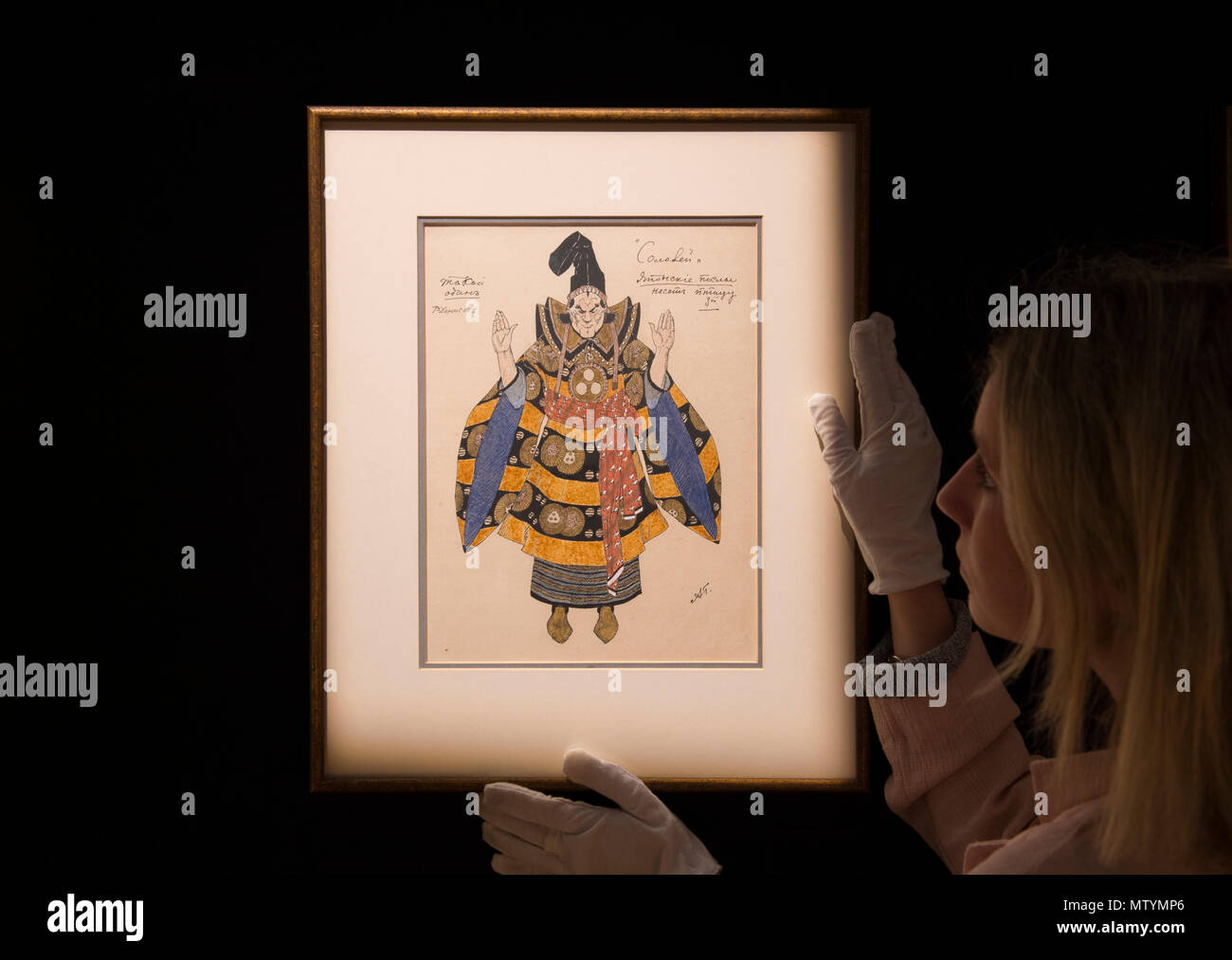 Bonhams, New Bond Street, Londra, Regno Unito. 31 Maggio, 2018. Una mostra di Alexander Golovin i magnifici disegni per Igor Stravinsky's Le Rossignol conduce Bonhams foto chiamata. Essa celebra il centenario del "perso" 1918 Teatro Mariinsky di produzione. È sul display in Bonhams principale del Regno Unito sala vendita accanto alla vendita russo. Le Rossignol (l'usignolo) è stata la prima opera composta da Stravinsky, che in questa produzione in primo piano le scene e i costumi del celebre designer Alexander Golovin, uno tra i più importanti artisti russi del suo tempo. Foto: Costume Design per il terzo Ambassa giapponese Foto Stock