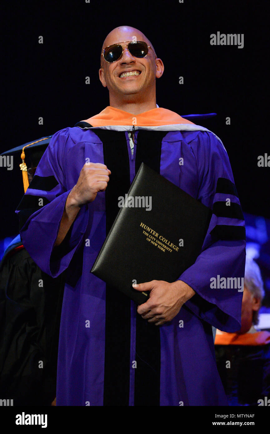 New York, Stati Uniti d'America. Il 30 maggio 2018. Attore Vin Diesel riceve un dottore honoris causa della Humane lettere da Hunter College il 30 maggio 2018 presso la Radio City Music Hall di New York. Credito: Erik Pendzich/Alamy Live News Foto Stock