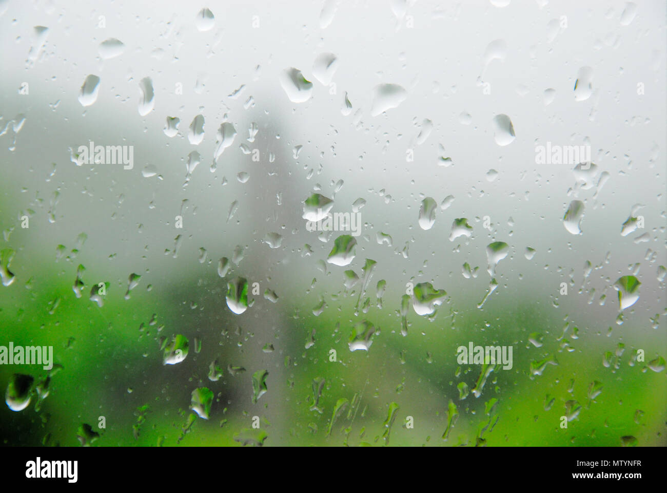 Portland. Il 31 maggio 2018. Gocce di pioggia su una finestra in Fortuneswell, isola di Portland Credit: stuart fretwell/Alamy Live News Foto Stock