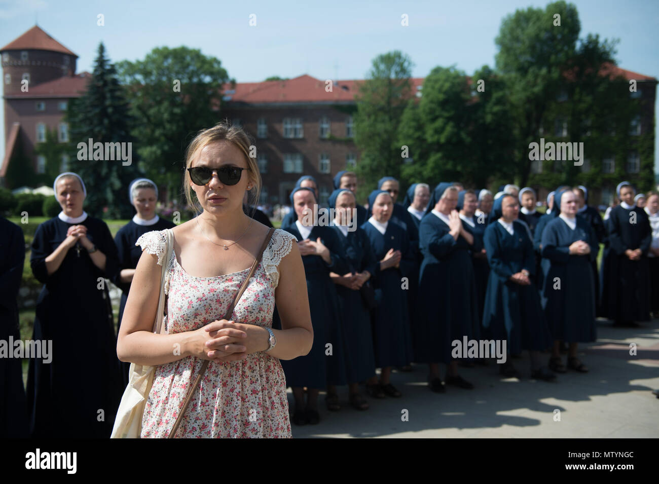 Cracovia in Polonia. 31 Maggio, 2018. Una donna che prega durante la processione del Corpus Domini a Cracovia. La festa del Corpus Domini o il corpo di Cristo è il Rito Romano solennità liturgica che celebra la presenza reale del corpo e del sangue di Gesù Cristo, il Figlio di Dio, nell Eucaristia . Corpus Christi avviene 60 giorni dopo la Pasqua, e ogni anno la processione inizia Wael Castello e termina in corrispondenza della piazza principale. Credito: Omar Marques/SOPA Immagini/ZUMA filo/Alamy Live News Foto Stock