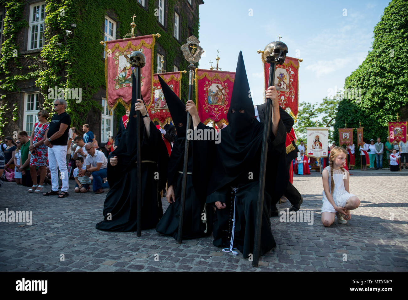 Cracovia in Polonia. 31 Maggio, 2018. Membri della confraternita di Gesù Cristo passione partecipare alla processione del Corpus Domini a Cracovia. La festa del Corpus Domini o il corpo di Cristo è il Rito Romano solennità liturgica che celebra la presenza reale del corpo e del sangue di Gesù Cristo, il Figlio di Dio, nell Eucaristia . Corpus Christi avviene 60 giorni dopo la Pasqua, e ogni anno la processione inizia Wael Castello e termina in corrispondenza della piazza principale. Credito: Omar Marques/SOPA Immagini/ZUMA filo/Alamy Live News Foto Stock