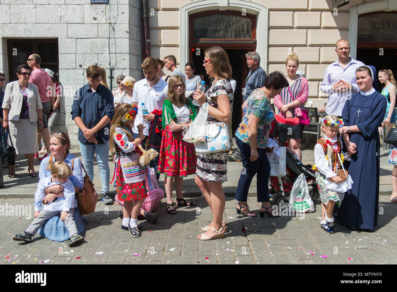 Le persone che frequentano la processione del Corpus Domini a Cracovia. La festa del Corpus Domini o il corpo di Cristo è il Rito Romano solennità liturgica che celebra la presenza reale del corpo e del sangue di Gesù Cristo, il Figlio di Dio, nell Eucaristia . Corpus Christi avviene 60 giorni dopo la Pasqua, e ogni anno la processione inizia Wael Castello e termina in corrispondenza della piazza principale. Foto Stock