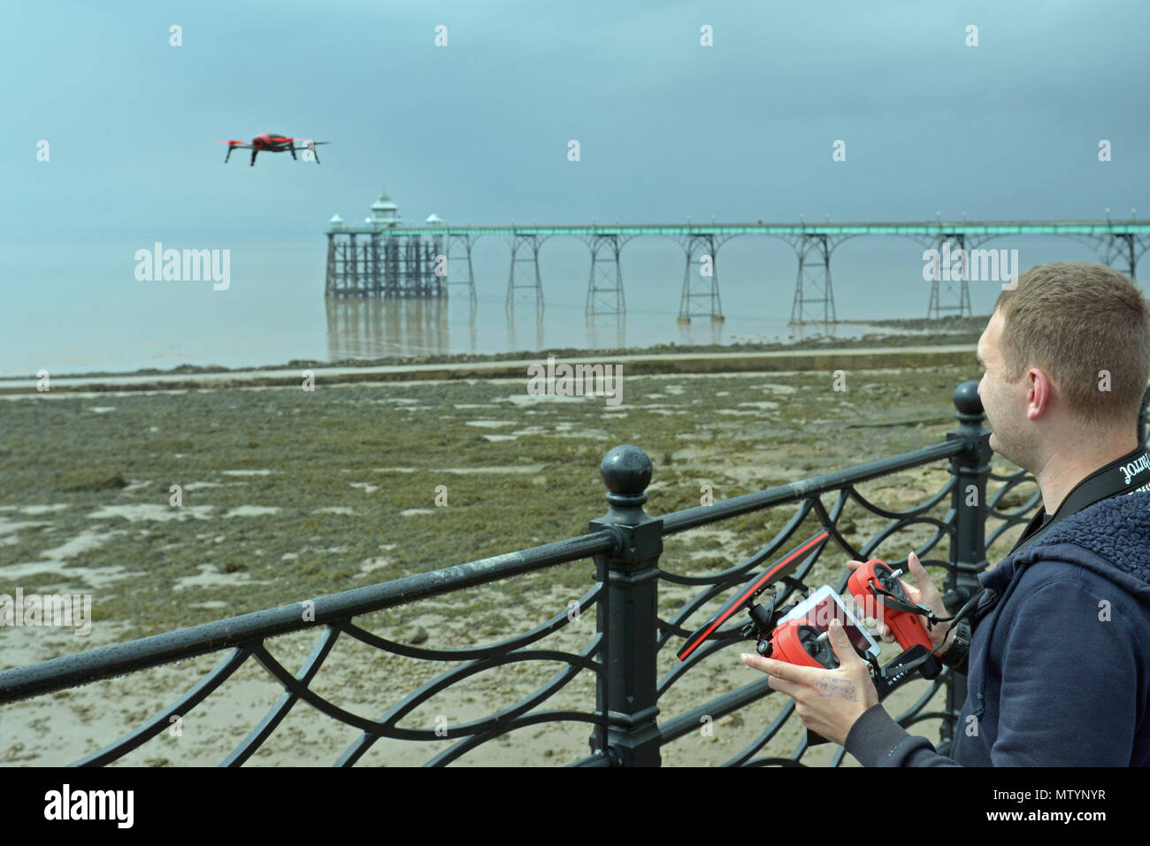 Clevedon, North Somerset, Regno Unito. Il 31 maggio 2018. Regno Unito Meteo. Paolo un acuto drone flyer visto il basso livello battenti vicino alla famosa in tutto il mondo Clevedon Pier cercando di ottenere alcuni scatti dell'avvicinarsi del pomeriggio tempeste. Le foto scattate con Paolo il suo consenso. Robert Timoney/Alamy/Live/News Foto Stock