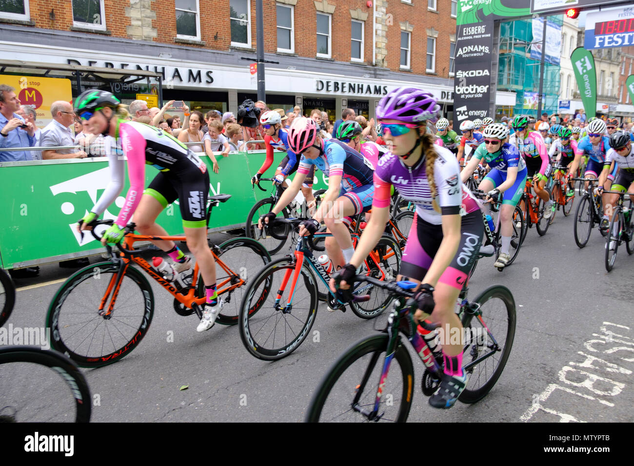 Salisbury, Regno Unito. Il 31 maggio 2018 Salisbury. Parte del programma di recupero per Salisbury dopo aver recentemente agente nervino attacco, la città ha ospitato le Finali della elite OVO Energy Tour serie. Consiglio Wiltshire e Salisbury City Council ha sostenuto la gara che ha avuto luogo nel Wiltshire per la prima volta come parte del Salisbury programma di recupero. Il prestigioso tour raggiunge il suo momento culminante ed esaltante, quando il maschile e femminile squadre gara per la vittoria dopo la concorrenza in otto round precedenti in diverse città. Credito: © pcp/ Alamy Stock Photo (Default)/Alamy Live News Foto Stock