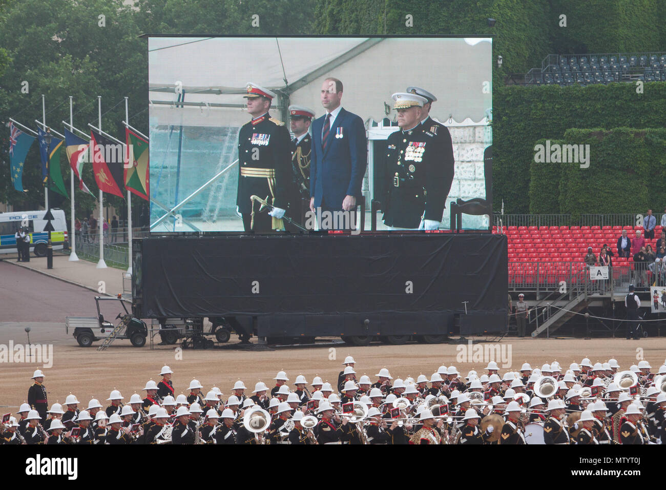 Londra REGNO UNITO. Il 31 maggio 2018. Horse Guards. Il ammassato bande di Sua Maestà la Royal Marines eseguire battendo Retreat cerimonia che ha visto la partecipazione di Sua Altezza Reale il Principe di Galles William Duca di Cambridge in una serata la stravaganza del fasto e cerimonia musicale Credito: amer ghazzal/Alamy Live News Foto Stock