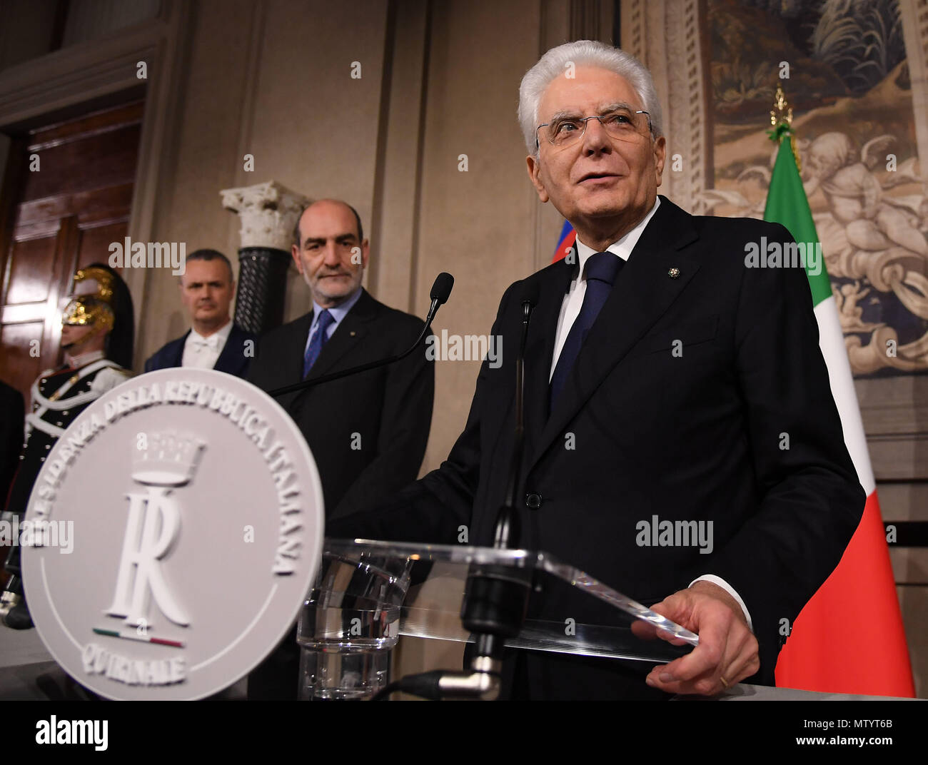 Roma, Italia. 31 Maggio, 2018. Il Presidente Italiano Sergio Mattarella (anteriore) indirizzi di una conferenza stampa a Roma, Italia, il 31 maggio 2018. La legge italiana il professor Giuseppe Conte è stato riconfermato come primo ministro designato a condurre una coalizione di governo giovedì, il palazzo presidenziale ha dichiarato. Credito: Alberto Lingria/Xinhua/Alamy Live News Foto Stock