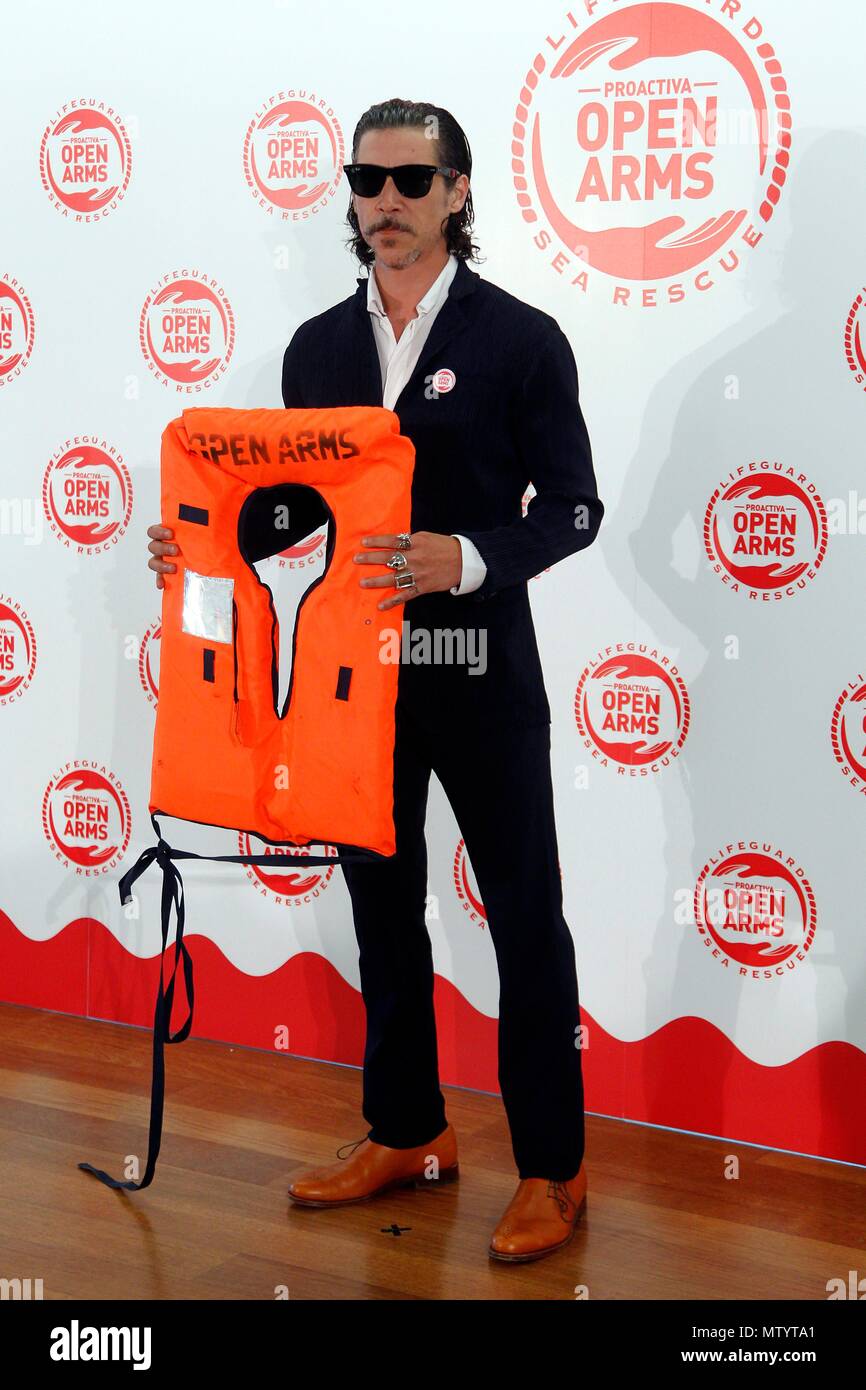 Cena solidaria apadrinada por Javier Bardem y Penelope Cruz en favore de la ONG de salvamento de migrantes braccia aperte. (Foto: Jose Cuesta/261/Cordon Premere). Oscar Jaenada. Cordon premere Foto Stock