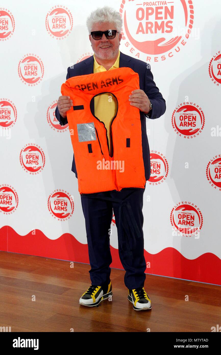 Cena solidaria apadrinada por Javier Bardem y Penelope Cruz en favore de la ONG de salvamento de migrantes braccia aperte. (Foto: Jose Cuesta/261/Cordon Premere). Pedro Almodovar. Cordon premere Foto Stock