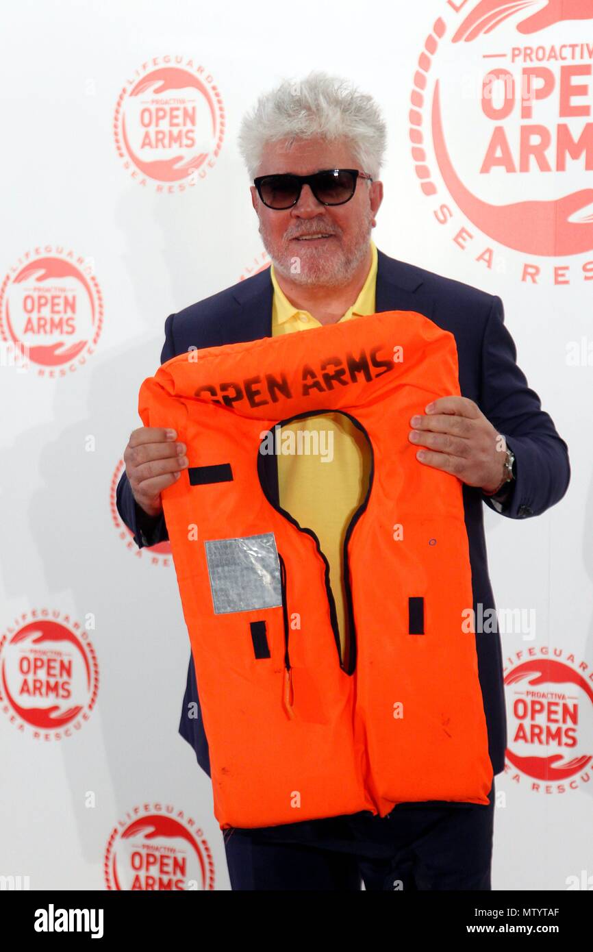 Cena solidaria apadrinada por Javier Bardem y Penelope Cruz en favore de la ONG de salvamento de migrantes braccia aperte. (Foto: Jose Cuesta/261/Cordon Premere). Pedro Almodovar. Cordon premere Foto Stock