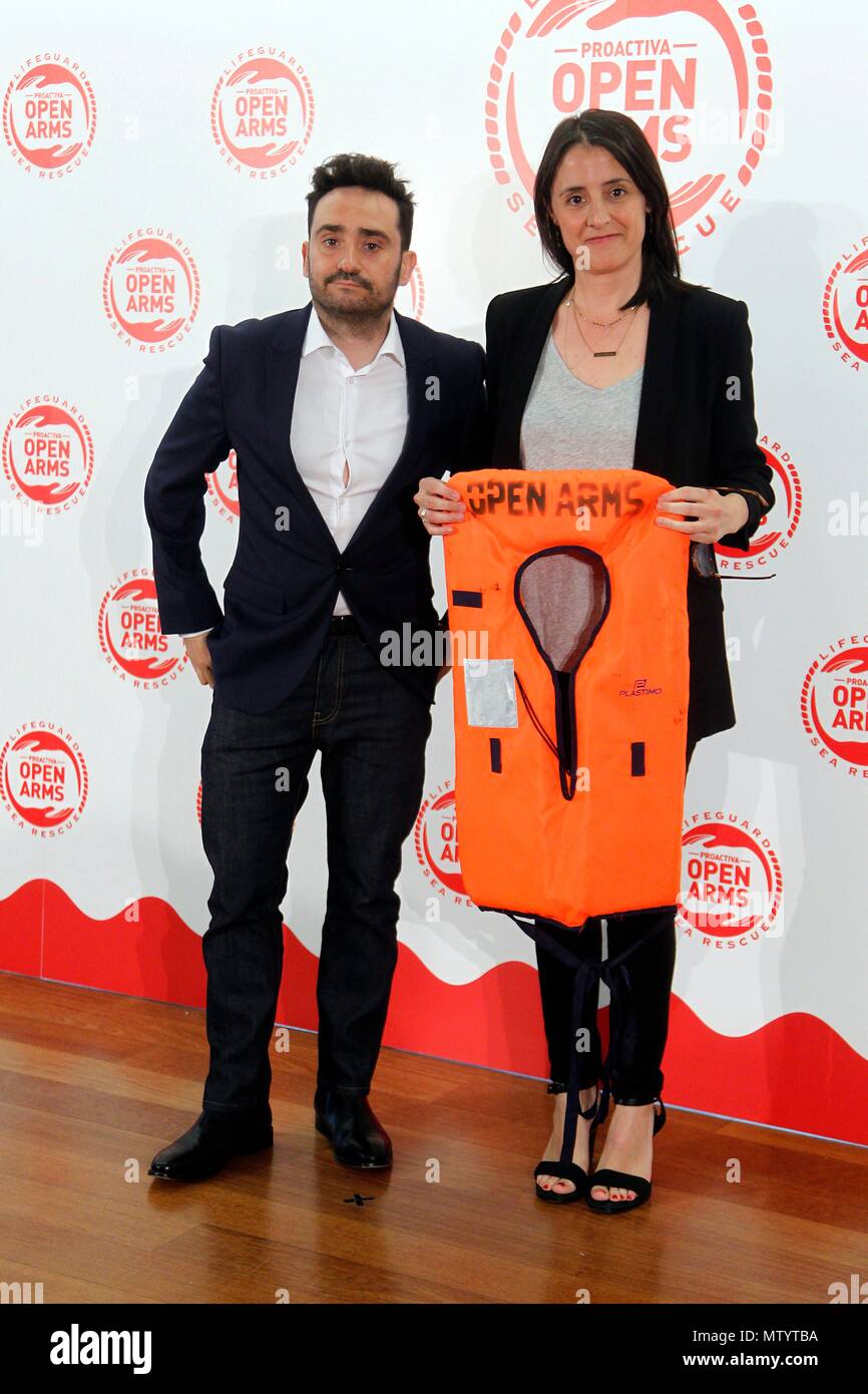 Cena solidaria apadrinada por Javier Bardem y Penelope Cruz en favore de la ONG de salvamento de migrantes braccia aperte. (Foto: Jose Cuesta/261/Cordon Premere). Juan Antonio Bayona. Cordon premere Foto Stock