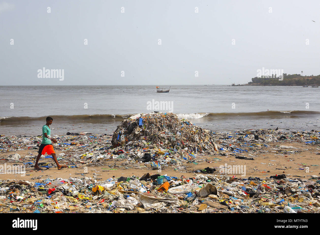 Mumbai, India. 31 Maggio, 2018. 01 giugno 2018, Versova Beach - Mumbai : INDIA.mucchi di materiale plastico si trovano impilati fino a Versova Beach a Mumbai.Ambiente crusader Afroz Shah & cittadino i volontari sono stati la pulizia della spiaggia di Versova per gli ultimi 2 anni per liberare la spiaggia di plastica ma ogni giorno tonnellate di rifiuti di plastica viene lavato a riva dal mare Arabico.Il nostro pianeta è affondata in inquinamento di plastica.Oggi si producono circa 300 milioni di tonnellate di plastica ogni anno. Che è quasi equivalente al peso di tutta la popolazione umana.solo il 9 per cento di tutti i rifiuti in plastica mai prodotta è stata riciclare Foto Stock