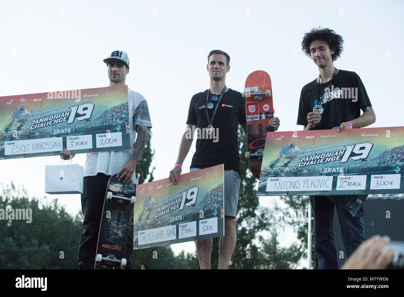 Osijek, Croazia. 31 Maggio, 2018. Medaglia d'oro Timotej Lampe Ignjic (C) della Slovenia, medaglia d'argento Antonio Pekovic (R) della Croazia e medaglia di bronzo sui Karkossiak Zsolt di Ungheria pone durante la cerimonia di premiazione per il pattino PRO finali all'2018 pannonica sfida a osijek, Croazia, il 31 maggio 2018. Credito: Dubravka Petric/Xinhua/Alamy Live News Foto Stock