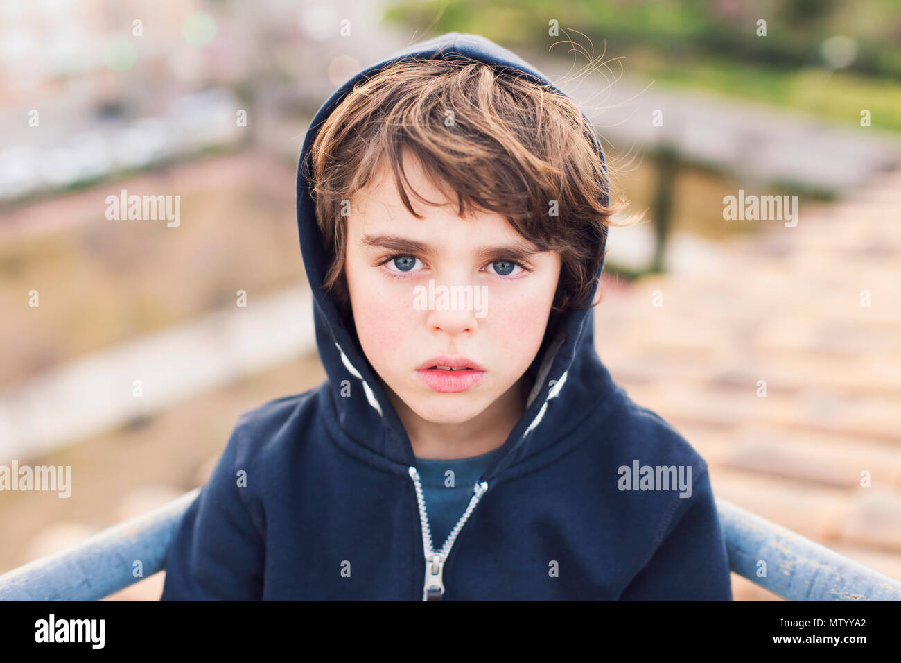 Ritratto di un ragazzo che indossa una felpa con cappuccio Foto Stock