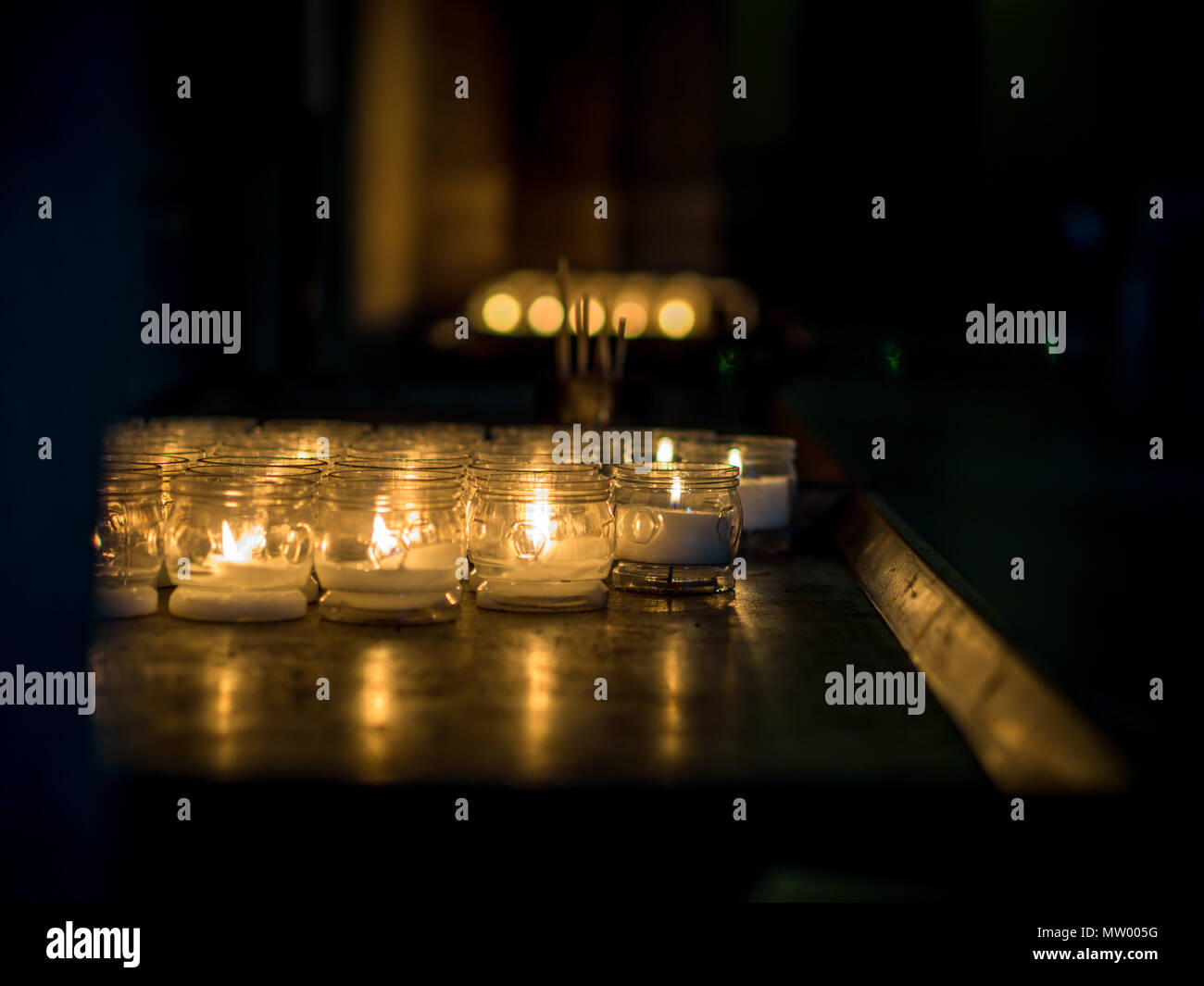 Luce di tè candele in una chiesa, Basilica di Sant'Ambrogio, Milano, Lombardia, Italia Foto Stock
