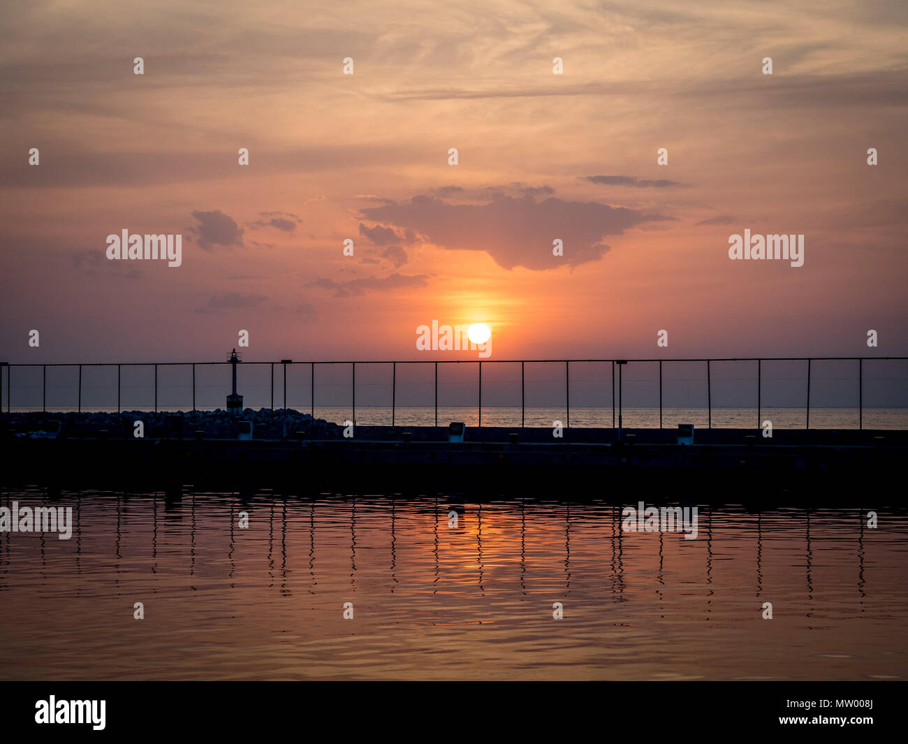 Parete di porto e le ringhiere al tramonto, Salonicco, Macedonia e Tracia, Grecia, Foto Stock