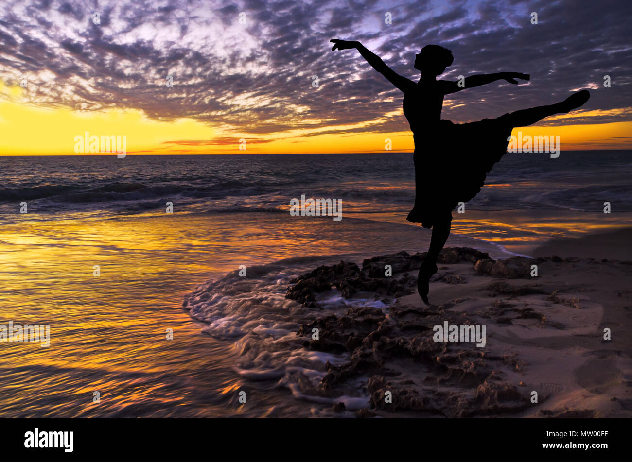 Silhouette di una ballerina in spiaggia al tramonto Foto stock - Alamy