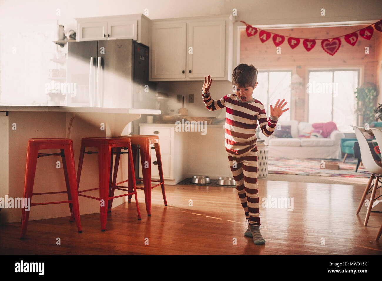 Boy dancing in cucina nel suo pigiama Foto Stock