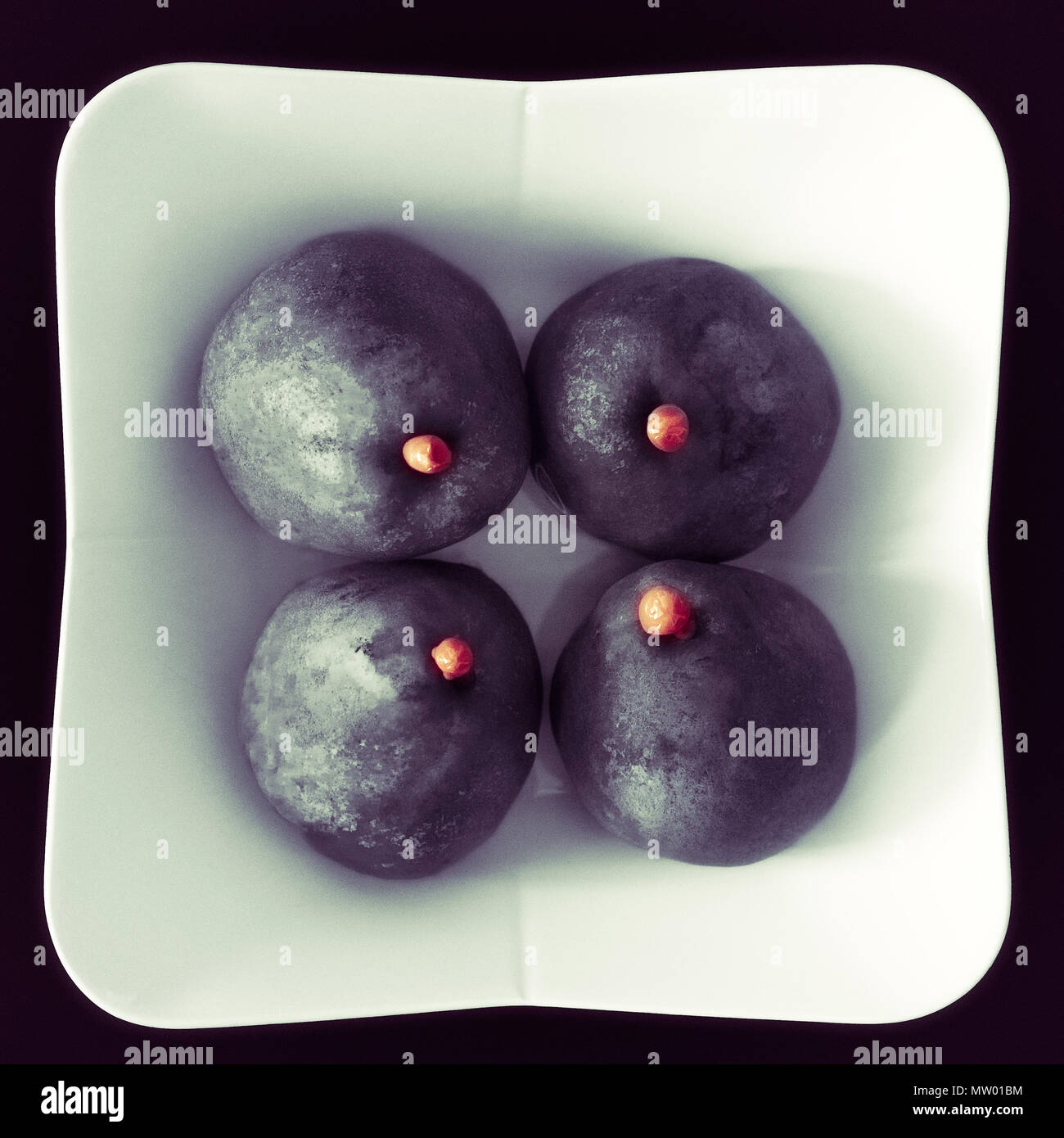 Quattro le pere in un piatto Foto Stock