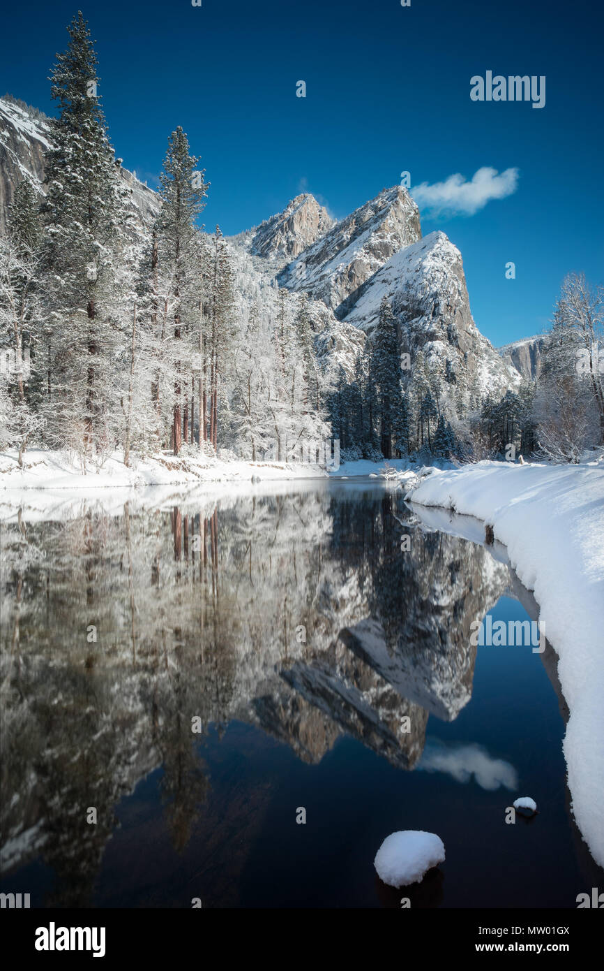 Fiume Merced e paesaggio invernale, Yosemite, California, Stati Uniti Foto Stock
