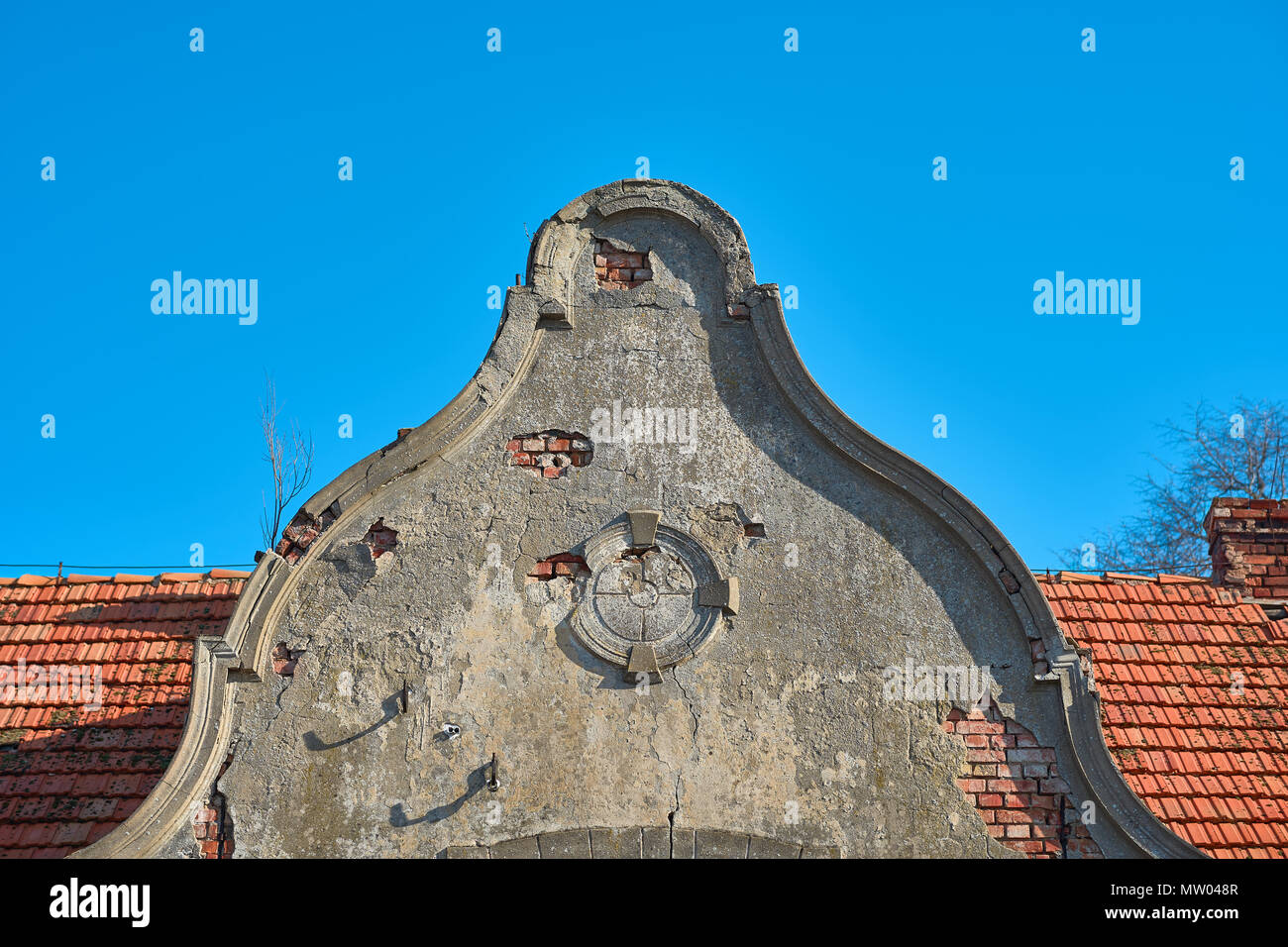 Distrutta facciata di un vecchio edificio storico in un piccolo villaggio in Polonia Foto Stock